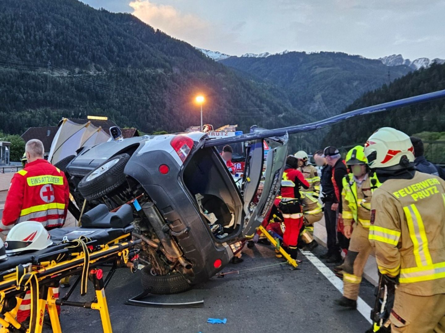 In Prutz durchbohrte eine Eisenstange ein Auto. Der 65-jährige Lenker überlebte mit Kopfverletzung.