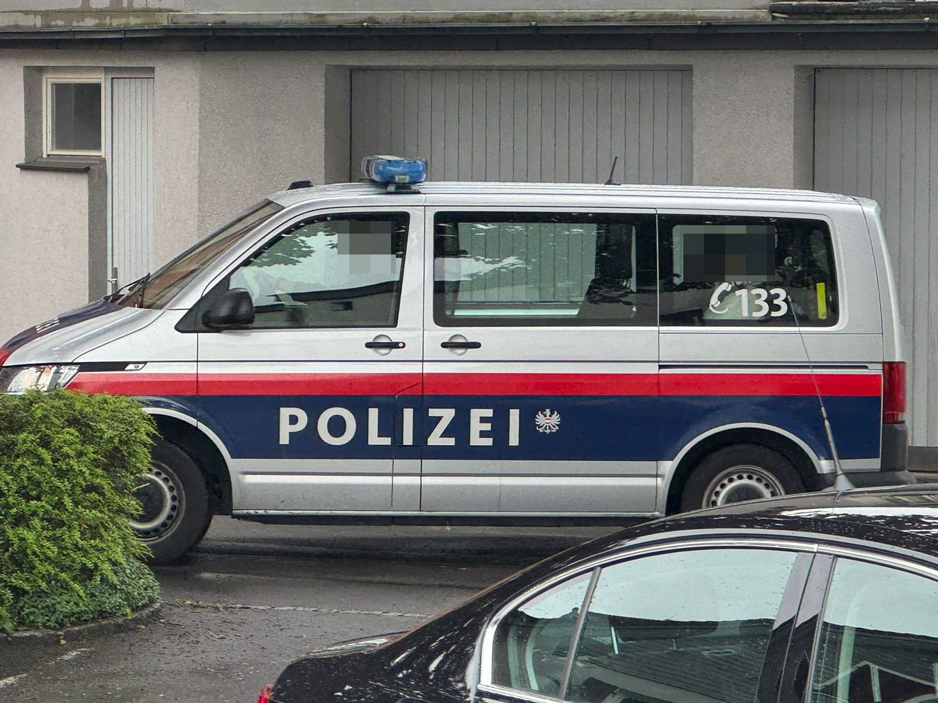 "Falscher Postbote" trifft bei Einbruch in Wohnung auf elfjähriges Kind.