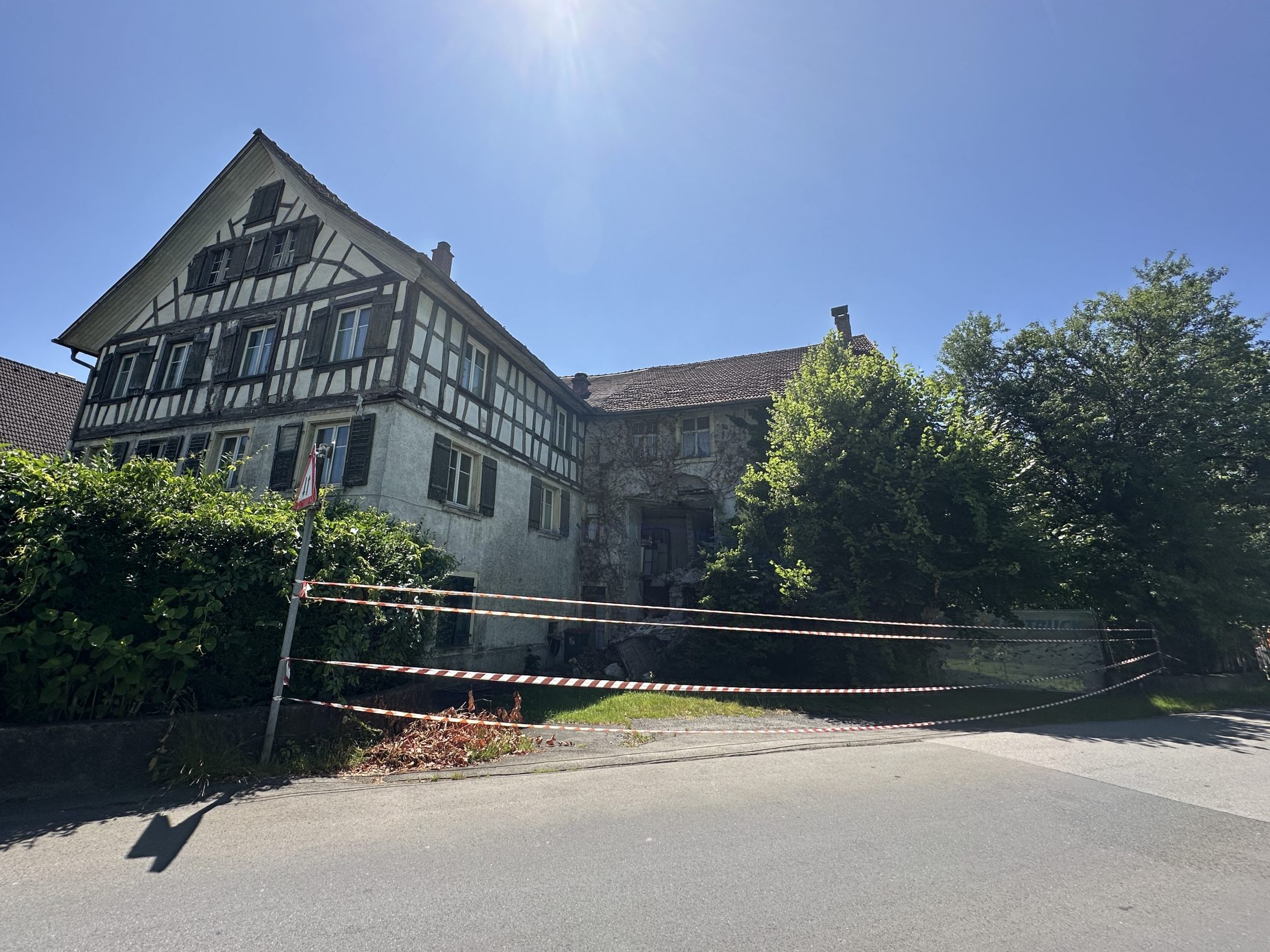 Ein aktuelles Foto des Bären an der Achpark-Kreuzung.