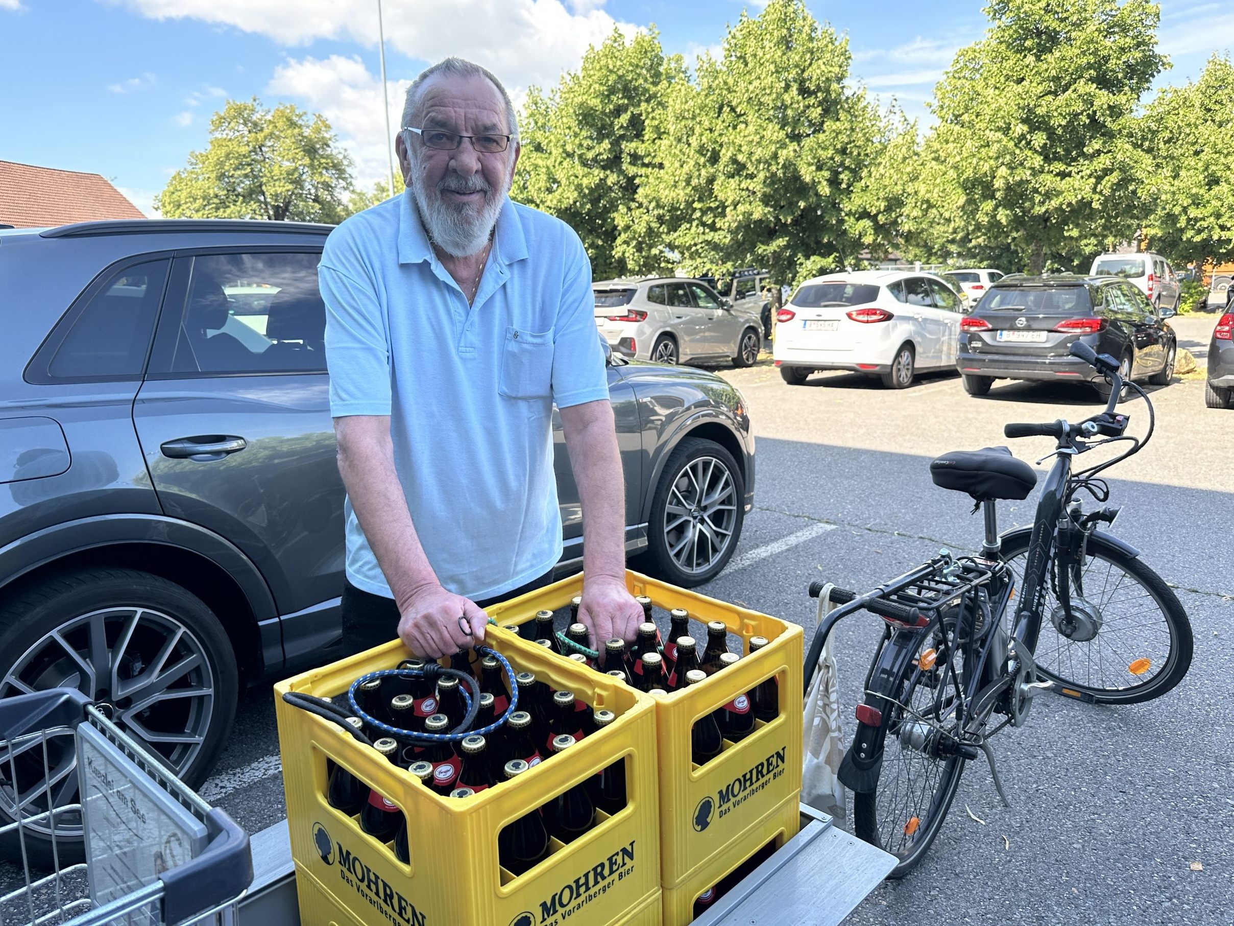Gustav kam mit dem Fahrrad, um Bier und Lebensmittel zu kaufen.