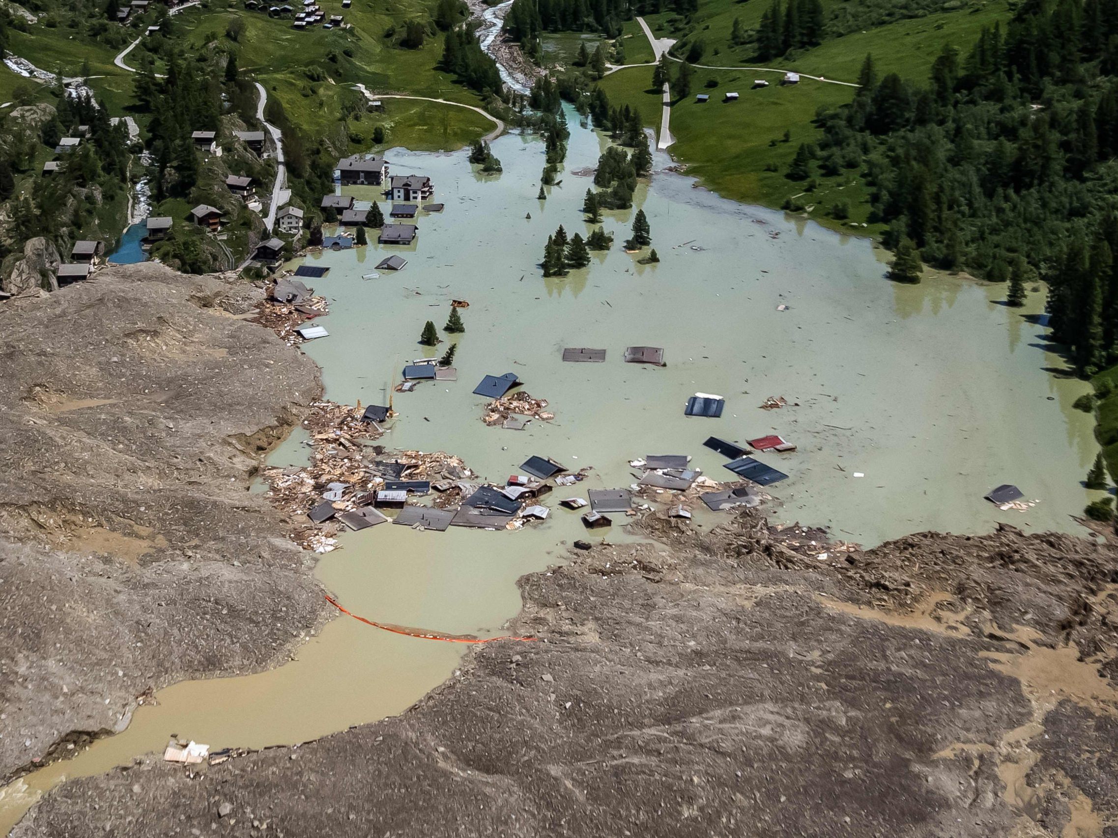 Einen Monat nach einem Gletscherabbruch im Schweizer Kanton Wallis ist die Leiche eines Vermissten identifiziert worden.
