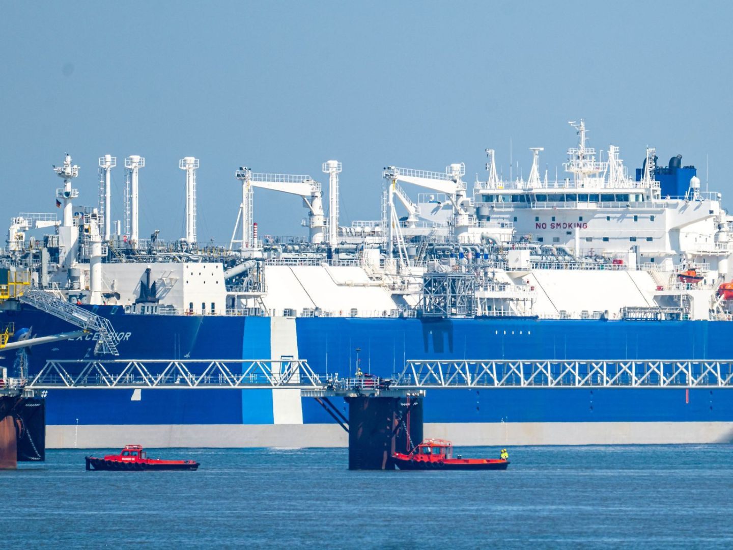 Symbolbild: Spezialschiff „Excelsior“ am LNG-Anleger in Wilhelmshaven