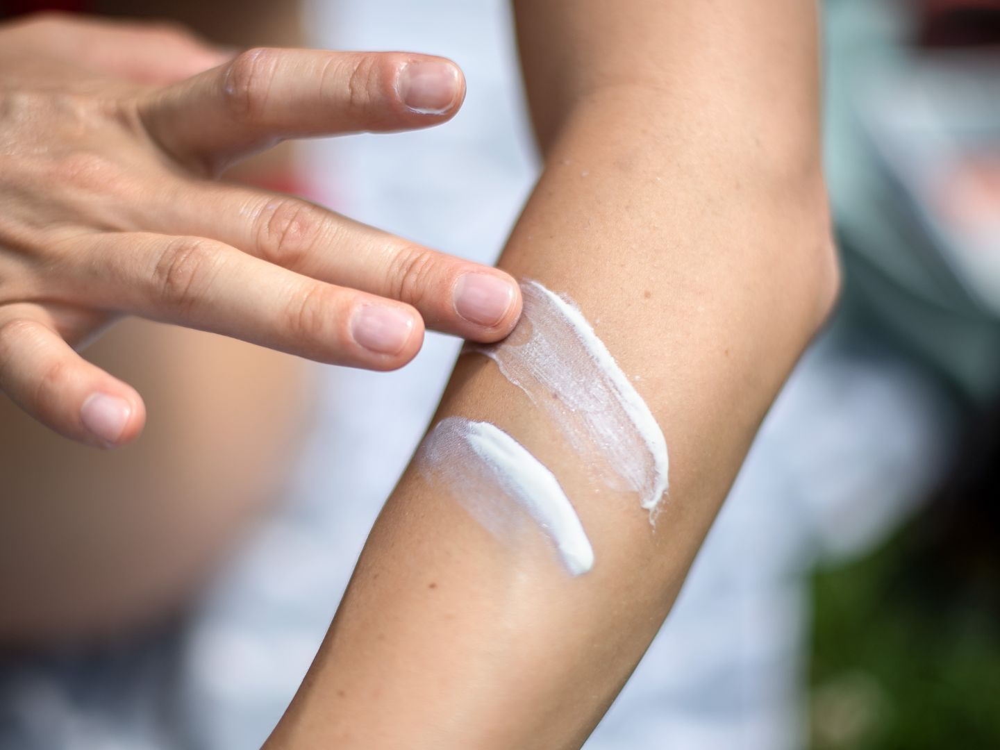 Alte Sonnencreme kann den UV-Schutz verlieren und zur Sonnenfalle werden.