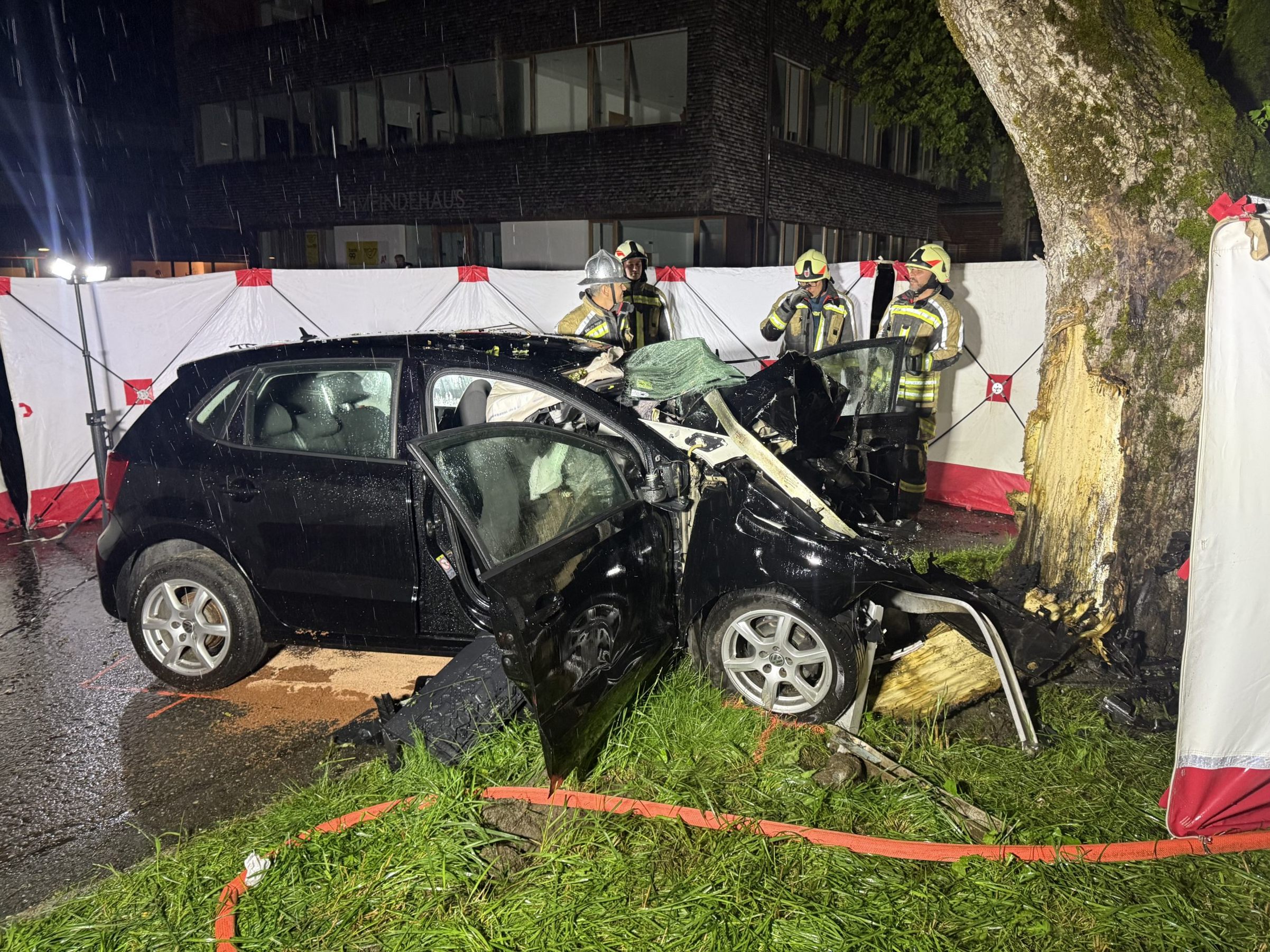 Frontal gegen Baum geprallt