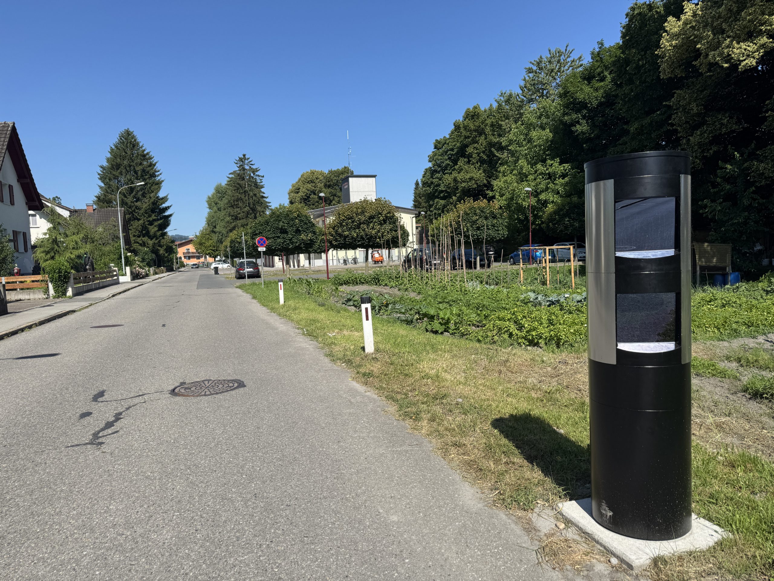 In der Nähe der Radarbox in der Schützenstraße befindet sich das Feuerwehrhaus Höchst und der Kindergarten Oberdorf. 