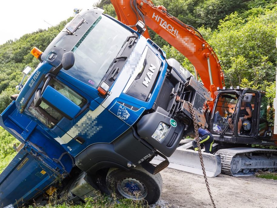 Schweres Gerät war nötig, um den Lkw wieder auf die Straße zu bringen.