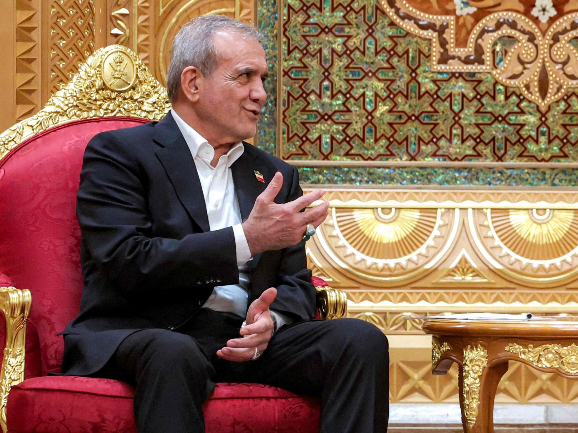 Irans Präsident Massud Pezeshkian bei einem Treffen im May 2025 im Oman.