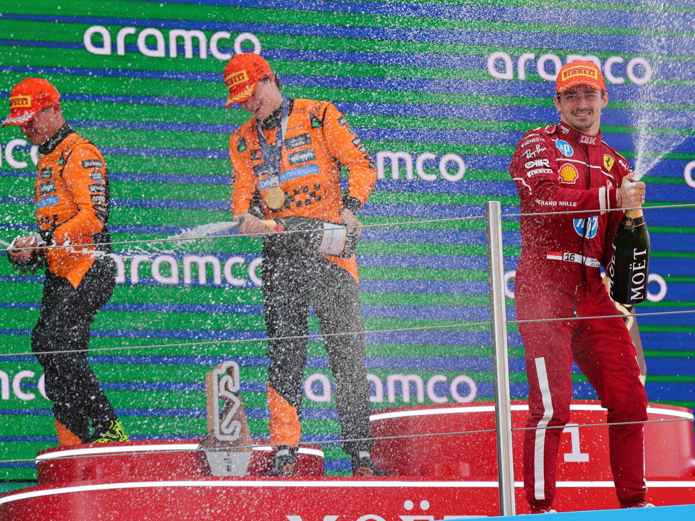 Nächster Sieg für Oscar Piastri (m.) im McLaren.