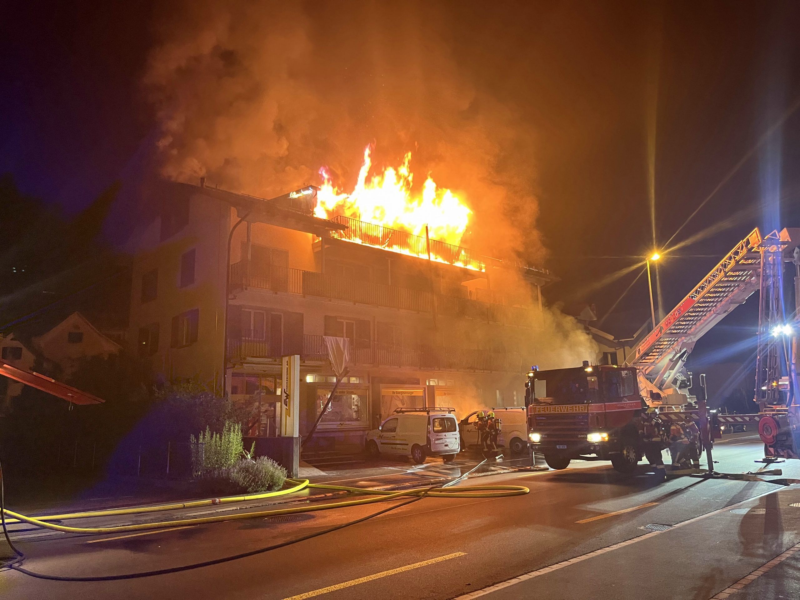 Durch das Feuer entstand ein Sachschaden von mehreren hunderttausend Franken.