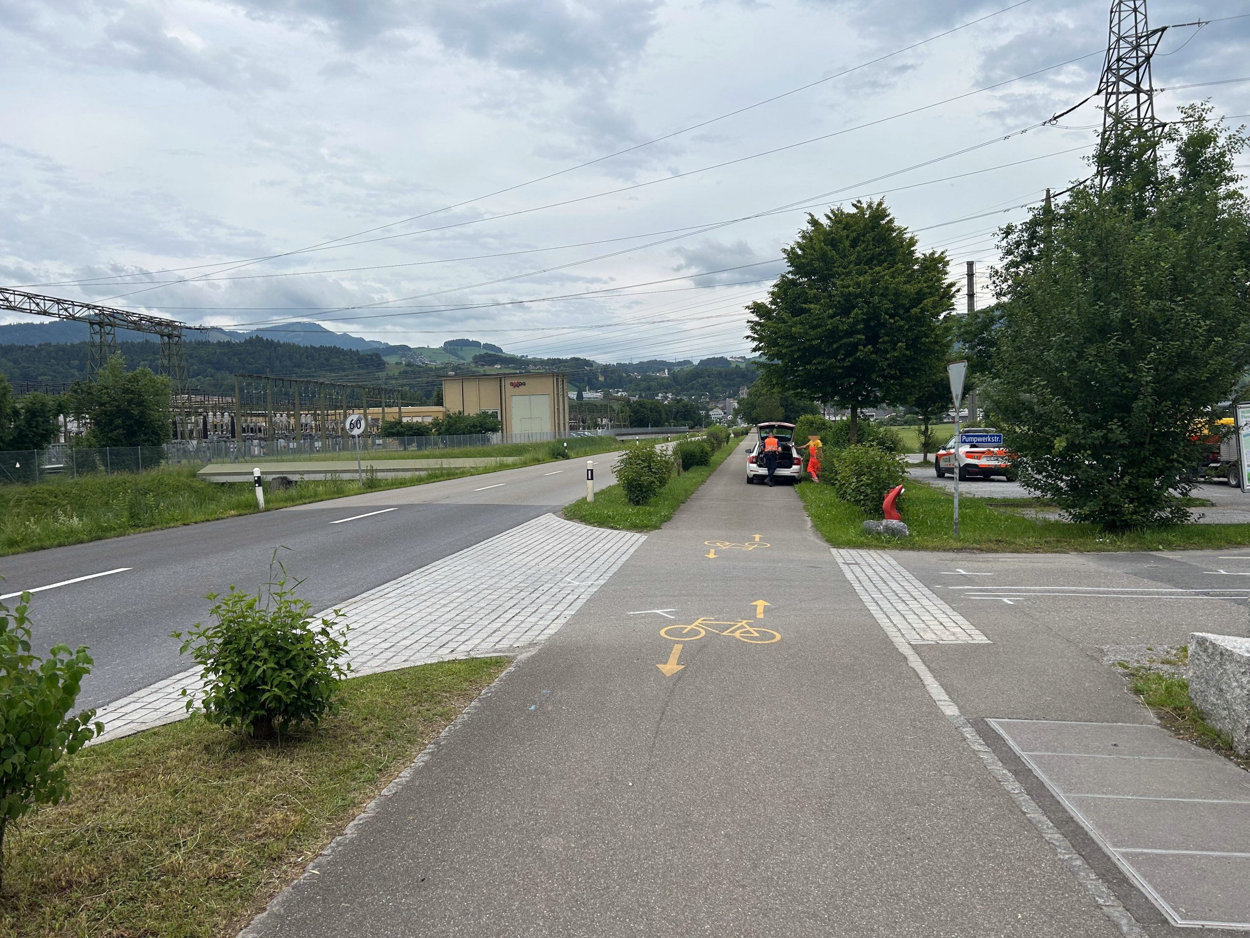 Der Rennradfahrer wurde bei dem Unfall schwer verletzt.