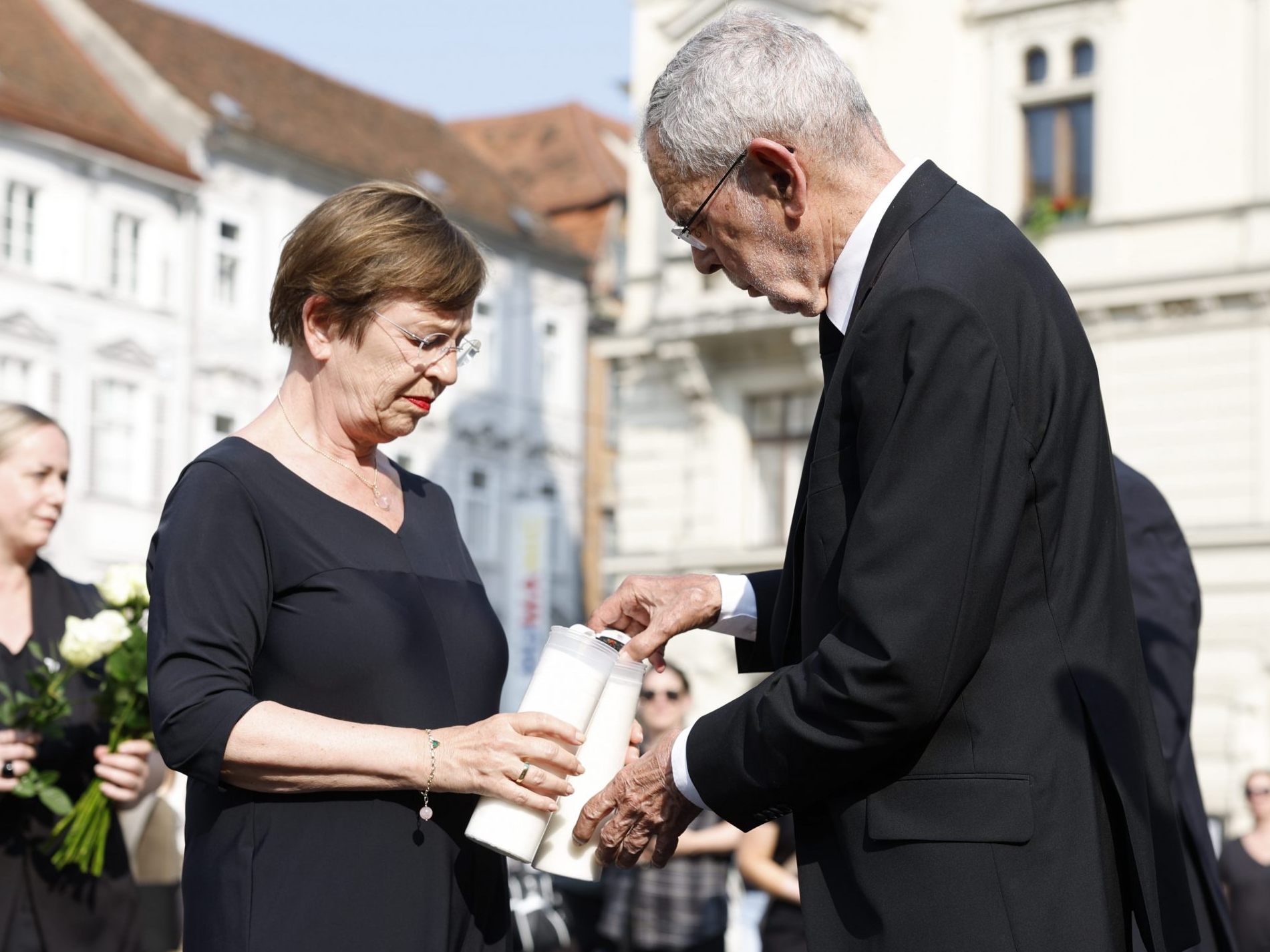 Doris Schmidauer und Bundespräsident Alexander Van der Bellen am Mittwoch, 11. Juni 2025, am Grazer Hauptplatz anl. des Amoklaufs in einer Schule in Graz mit zehn Todesopfern.