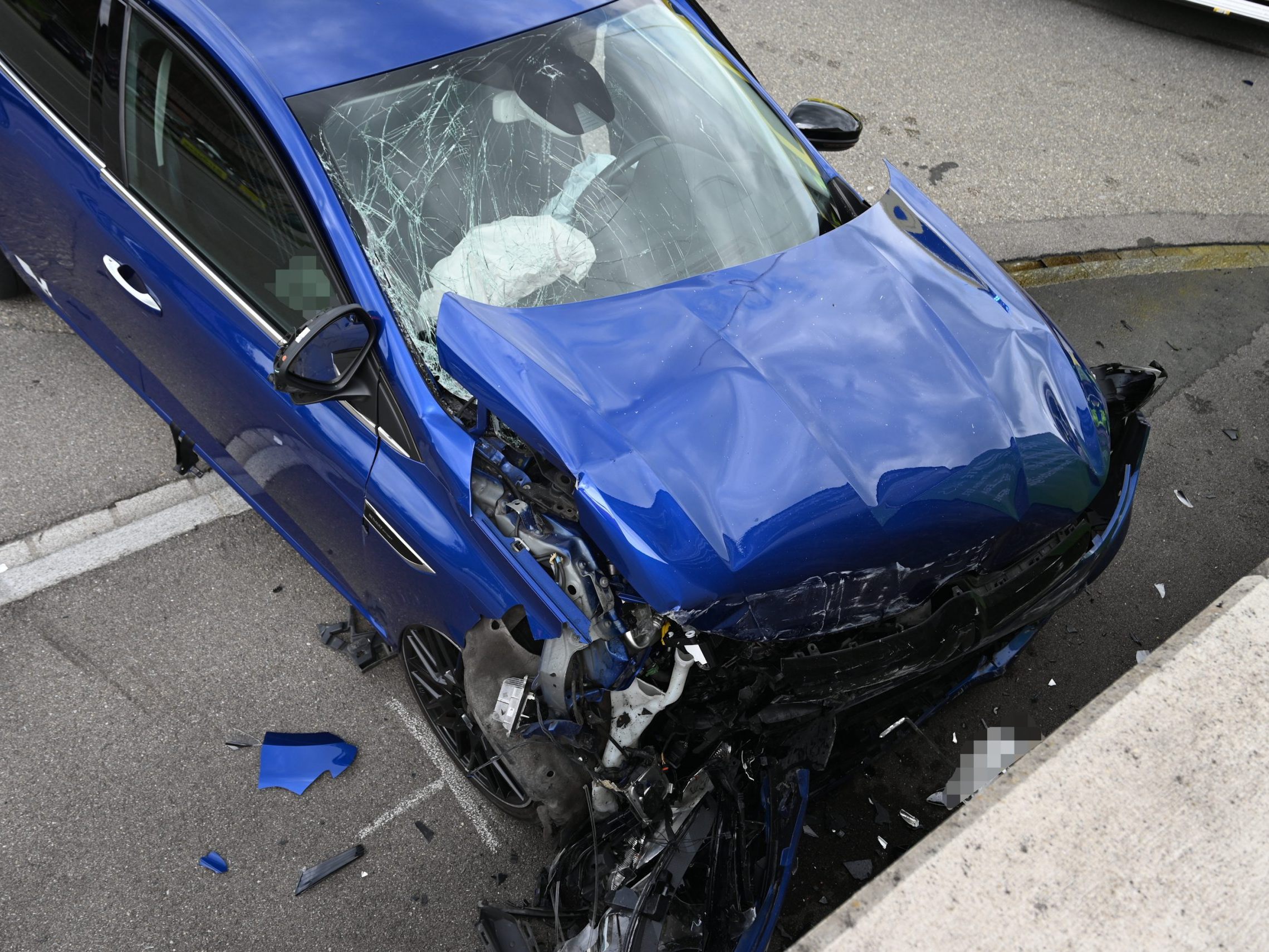 Bei dem Unfall wurden zwei Personen verletzt.