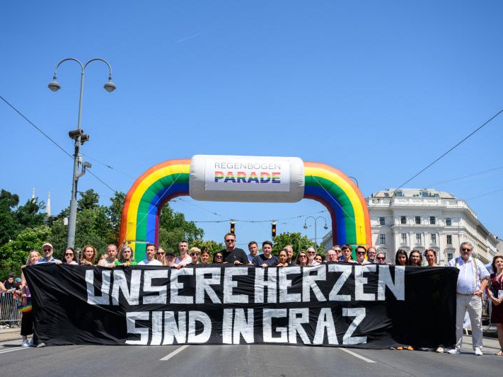 Gedenkmarsch nach dem Amoklauf in Graz im Rahmen der Vienna Pride 2025.