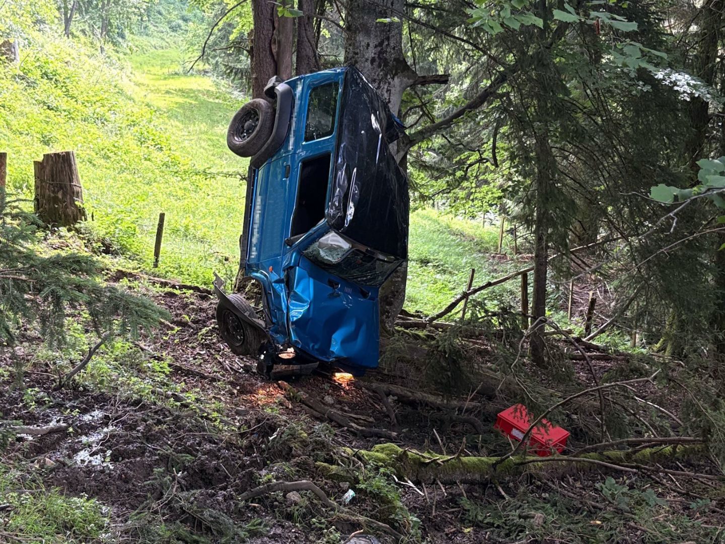 Die Unfallursache und auch der genaue Unfallzeitpunkt sind derzeit unklar.