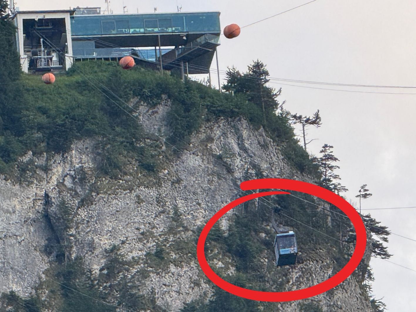 Unwetter legte Karrenseilbahn lahm - 19 Personen und ein Hund saßen fest.