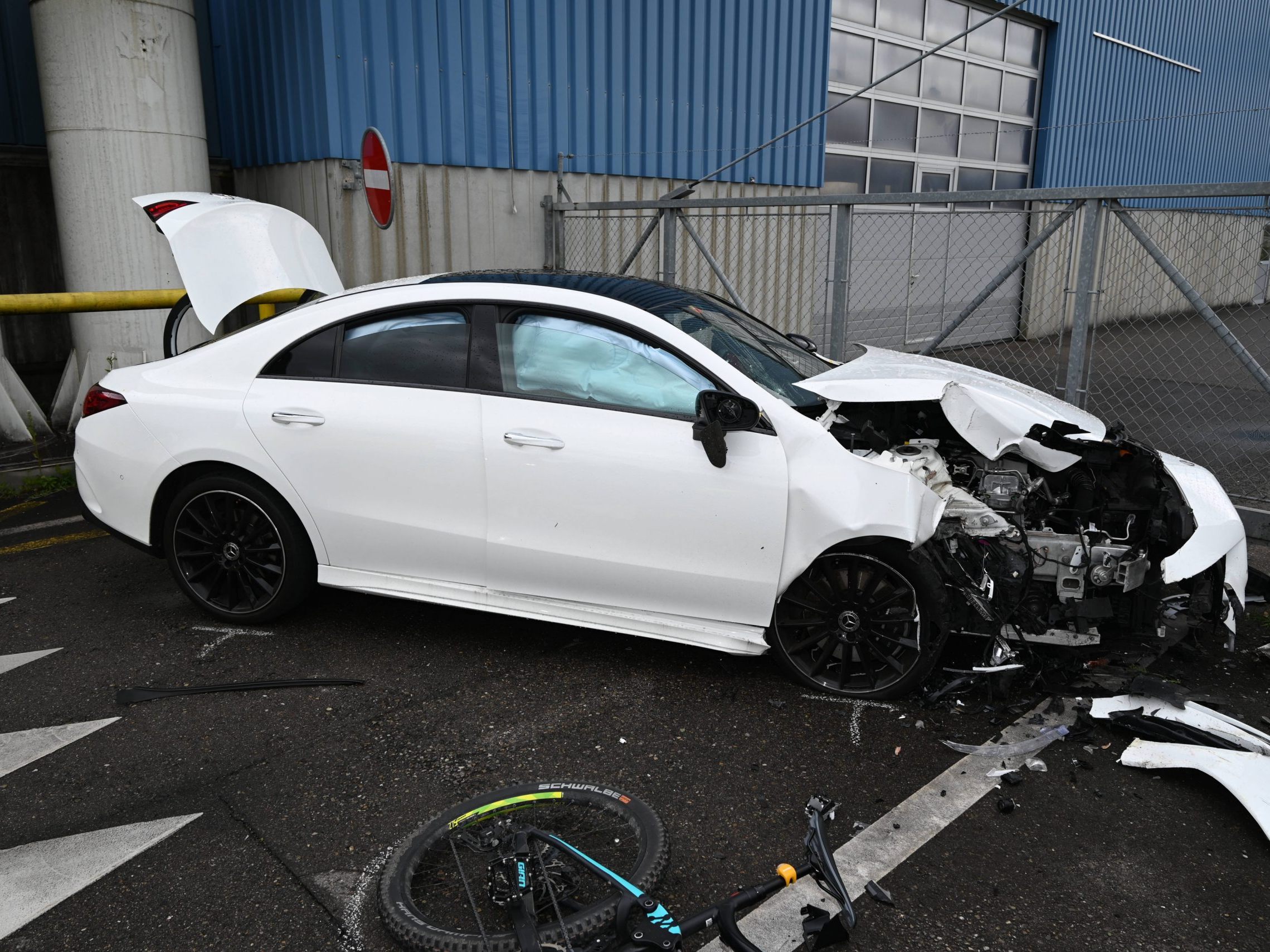 Schwerer Unfall zwischen einem Auto und einem E-Bike-Farher.