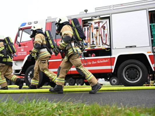 Die Feuerwehr ist im Einsatz.