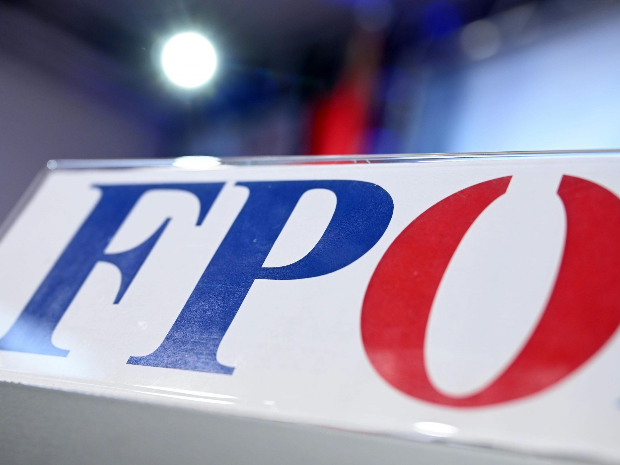 Ein aktueller Bericht von SOS Mitmensch zeigt, dass sich die Radikalisierung der FPÖ weiter beschleunigt.