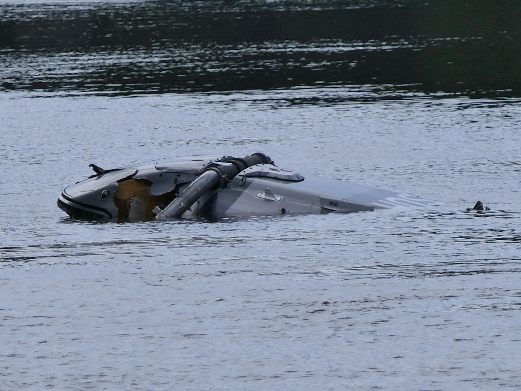 Ein Helikopter ist in der Nähe von Grimma in Sachsen in einen Fluss gestürzt.