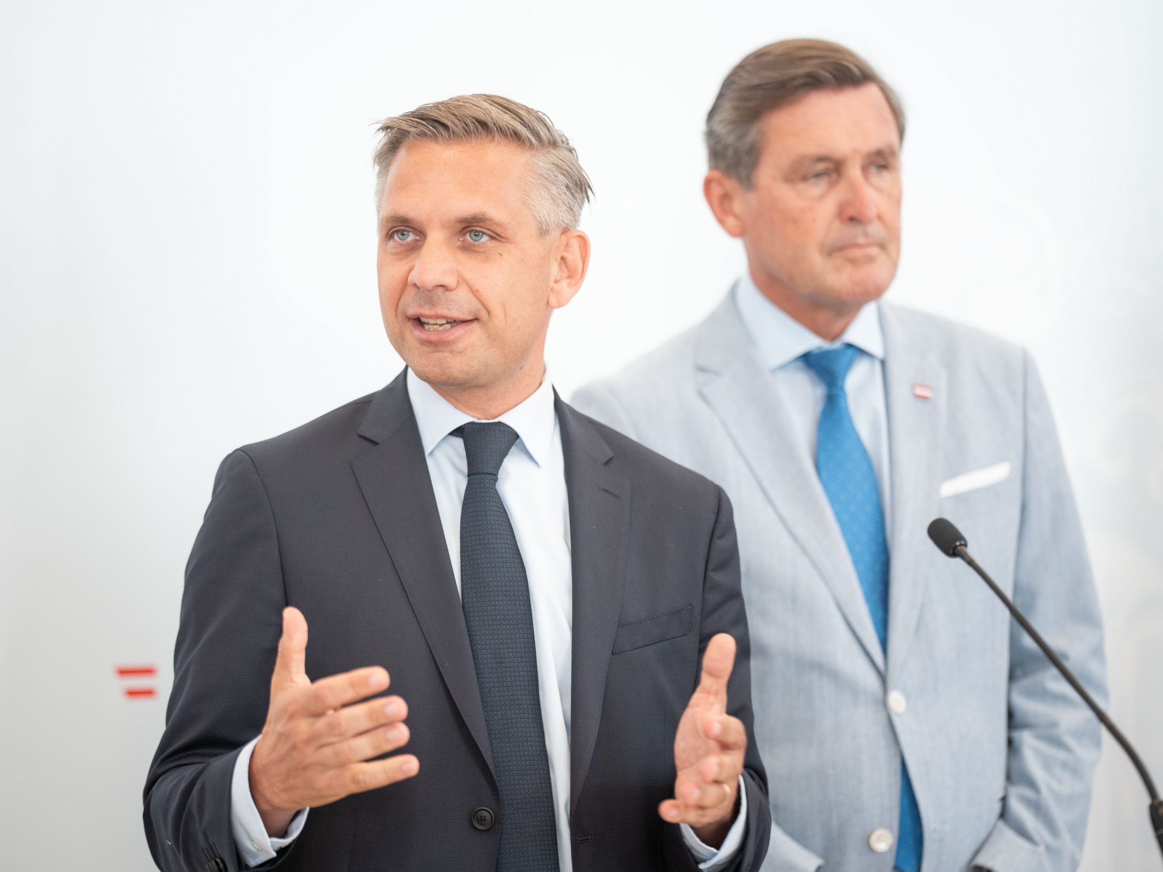 Bundesminister für Wirtschaft, Energie und Tourismus Wolfgang Hattmannsdorfer und Bundesminister für Innovation, Mobilität und Infrastruktur Peter Hanke.