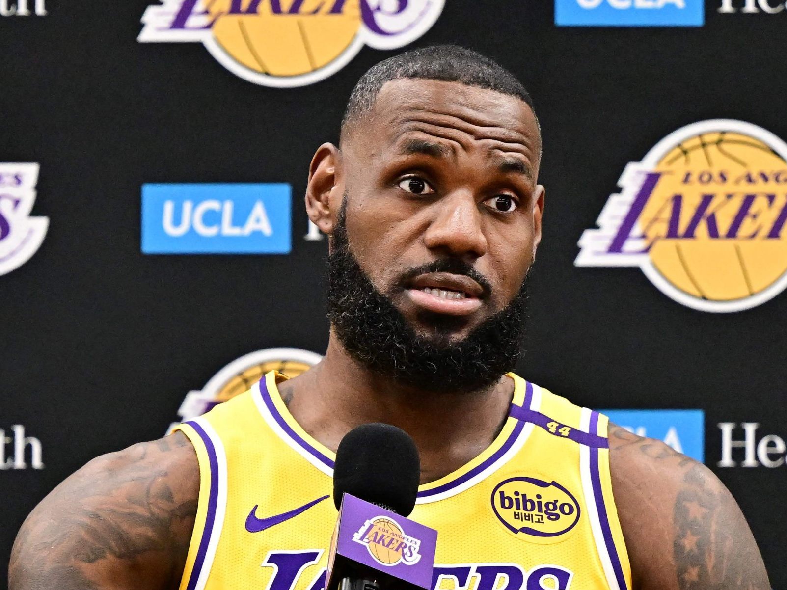 LeBron James wurde in einem Podcast mit Dopingvorwürfen konfrontiert.