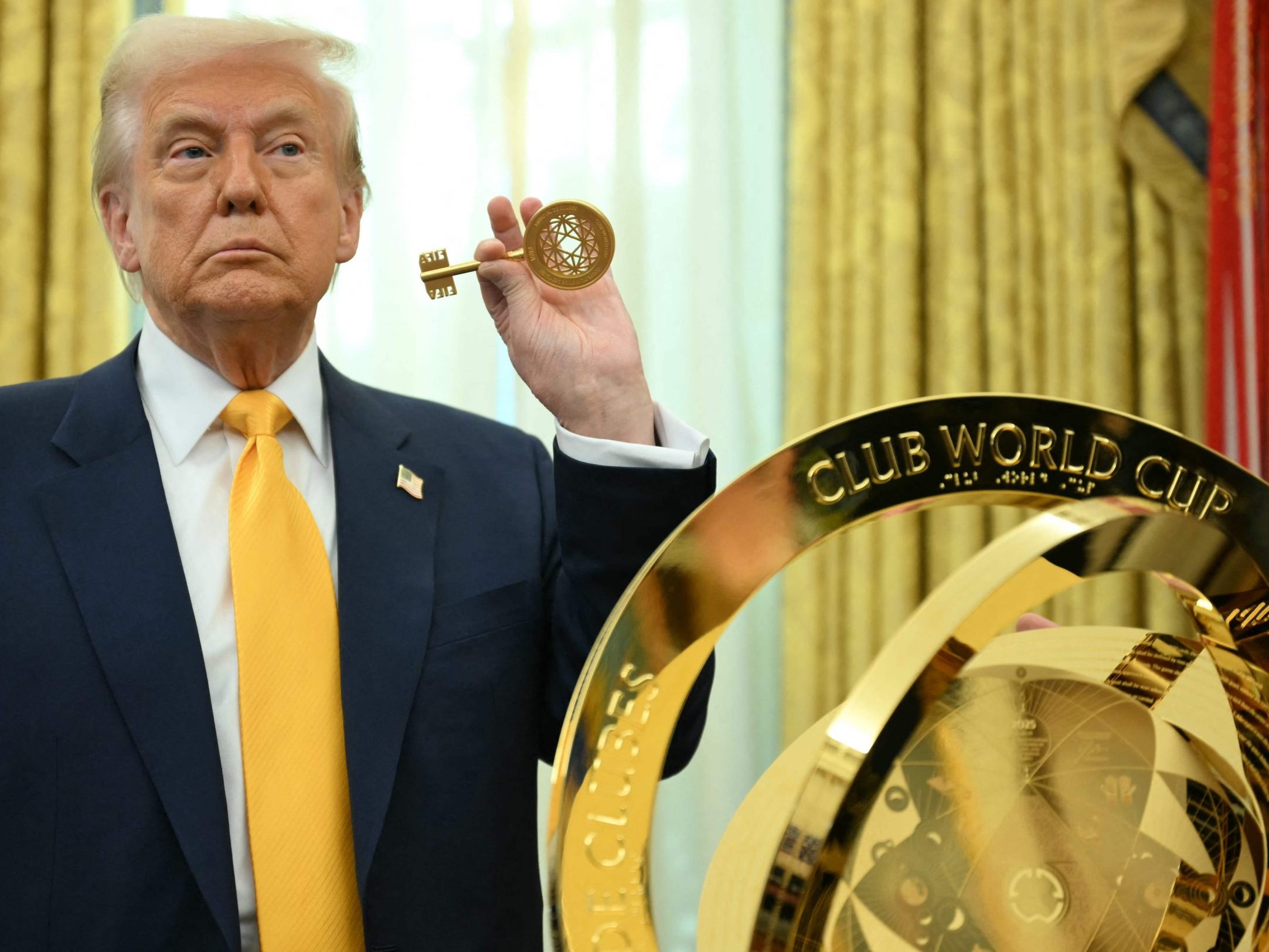 Kopie für Chelsea: FIFA überlässt Trump Originalpokal.
