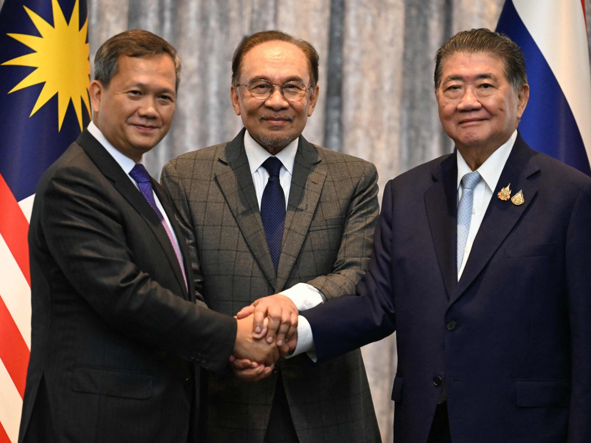 Malaysias Premierminister Anwar Ibrahim (Mitte), Kambodschas Premierminister Hun Manet (links) und Thailands amtierender Premierminister Phumtham Wechayachai (rechts) .