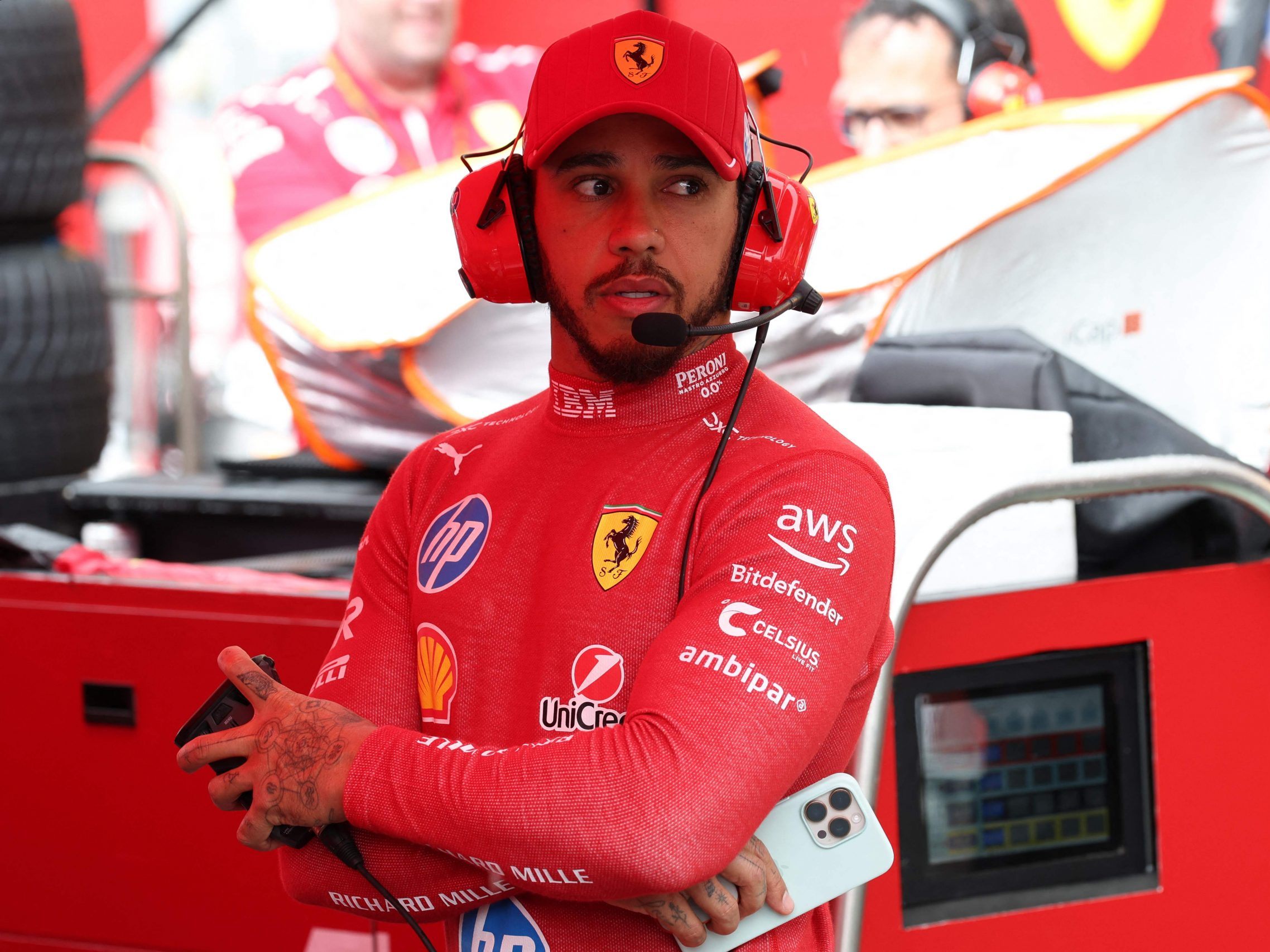 Lewis Hamilton während der Unterbrechung beim Grand Prix von Belgien in Spa am 27. Juli 2025.