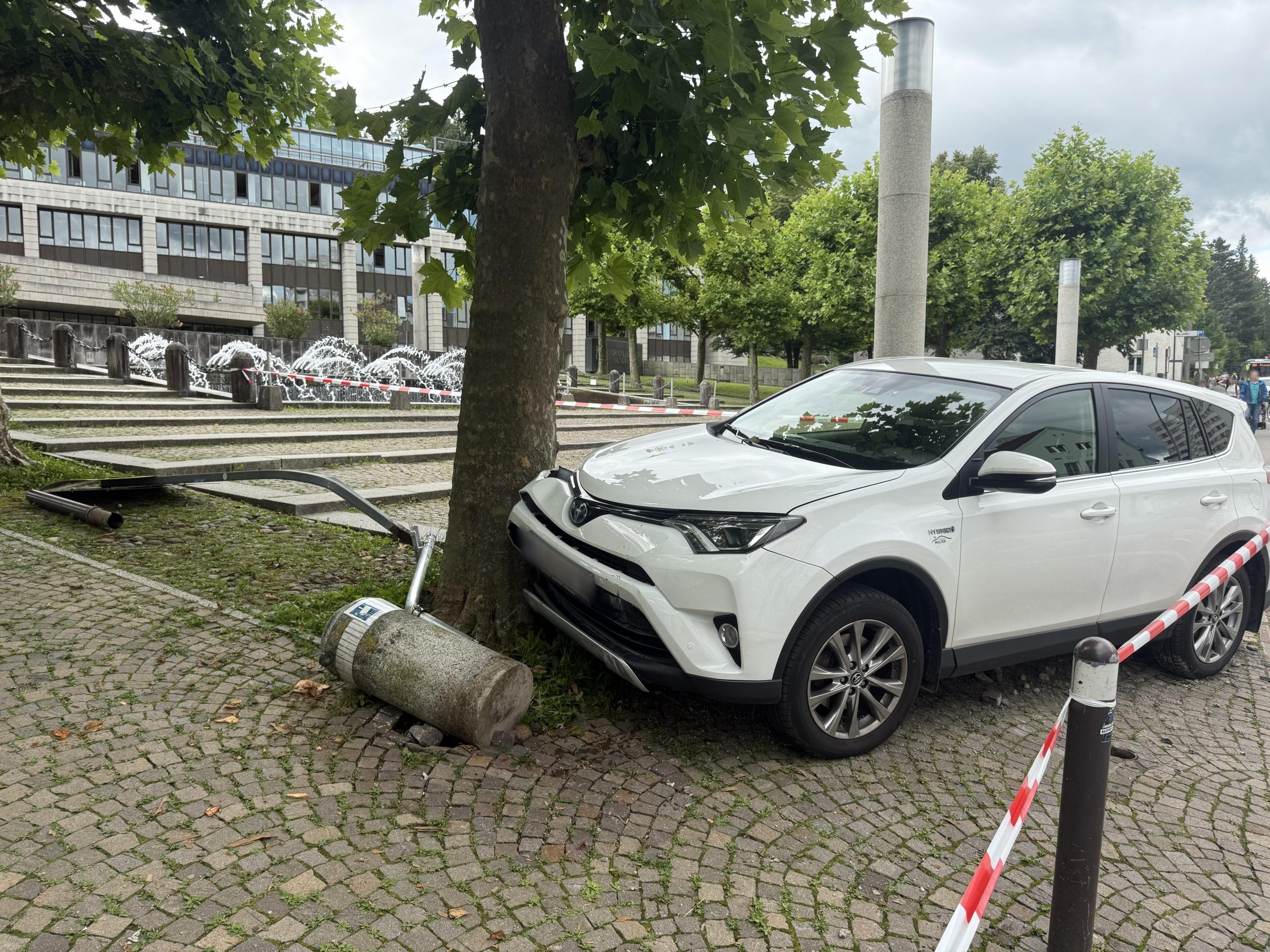 Pkw-Lenkerin prallte mit ihrem Auto in einen Baum vor dem Landhaus.