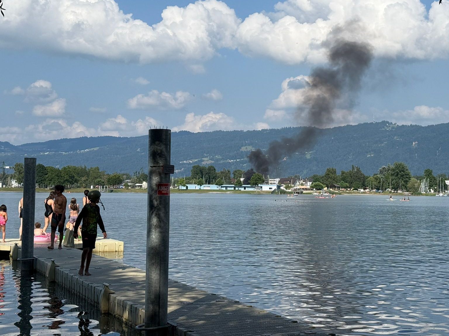 Motorboot in Hard in Flammen - Die Rauchwolke war weithin sichtbar.