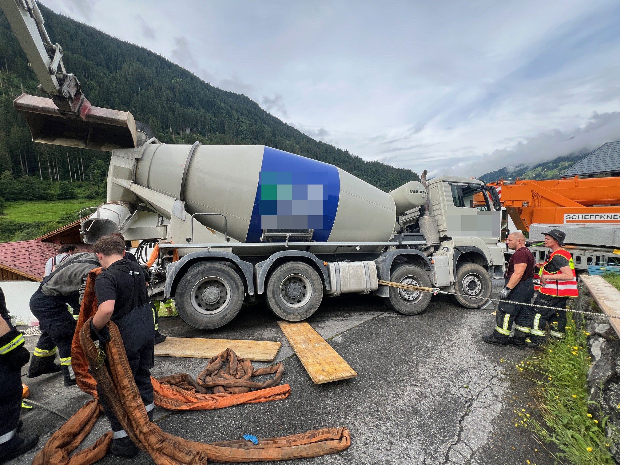 Am Freitag kam ein Betonmischer in Silbertal von der Straße ab.