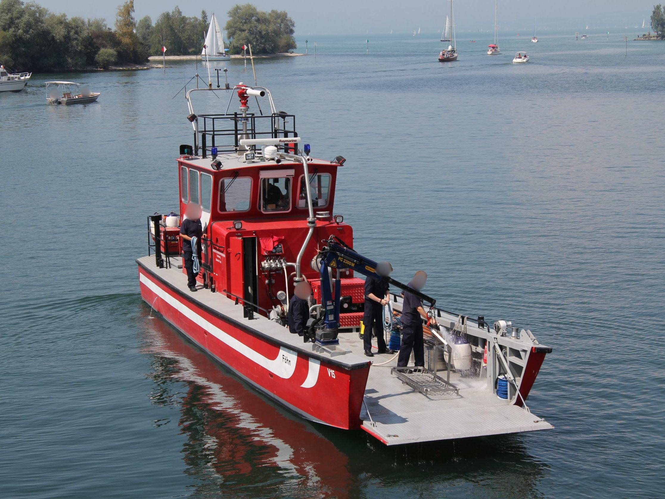 Ein Symbolbild zeigt ein Boot der Feuerwehr auf dem See.