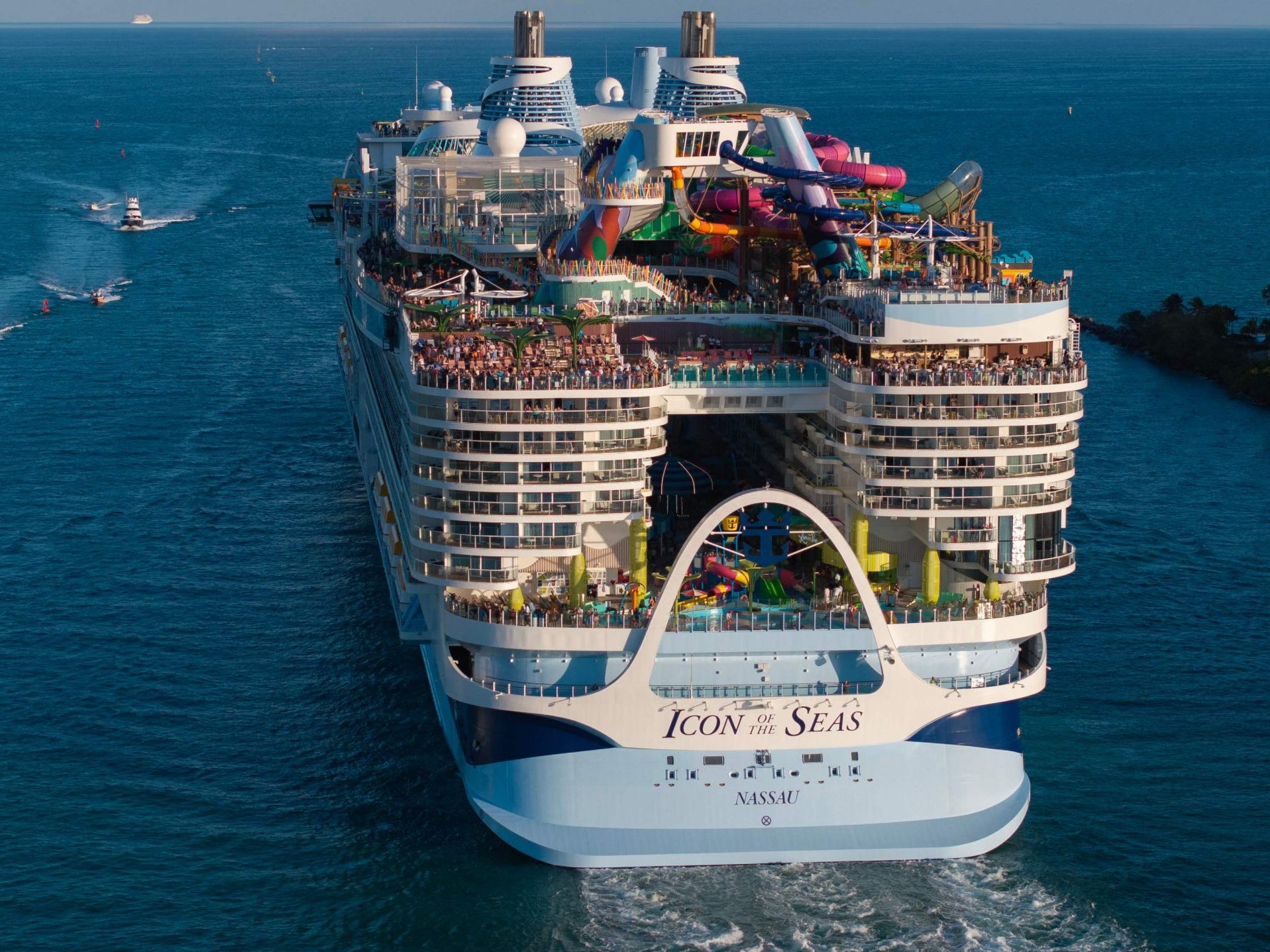 Rettungskräfte der "Icon of the Seas" konnten das Crewmitglied nur noch tot aus dem Meer bergen – die Reederei spricht von einem tragischen Einzelfall.