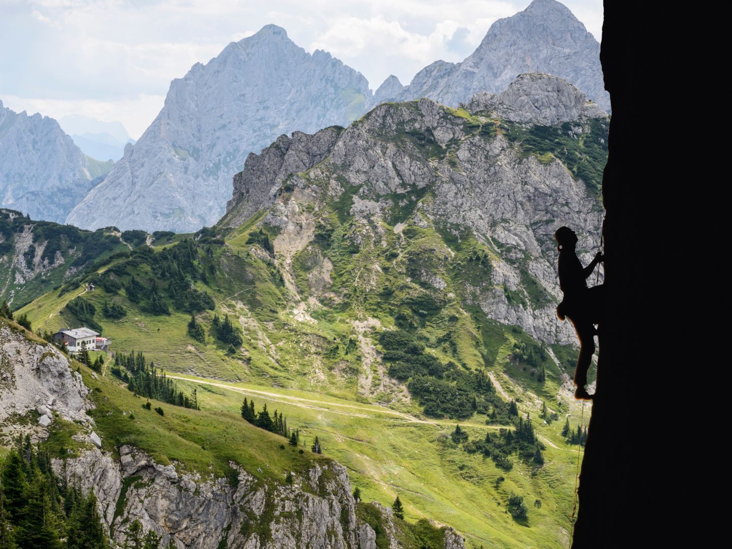 Gefahren wie Steinschlag nehmen beim Bergwandern und beim Klettern in den Alpen nach Ansicht eines Experten zu. (Symbolbild)