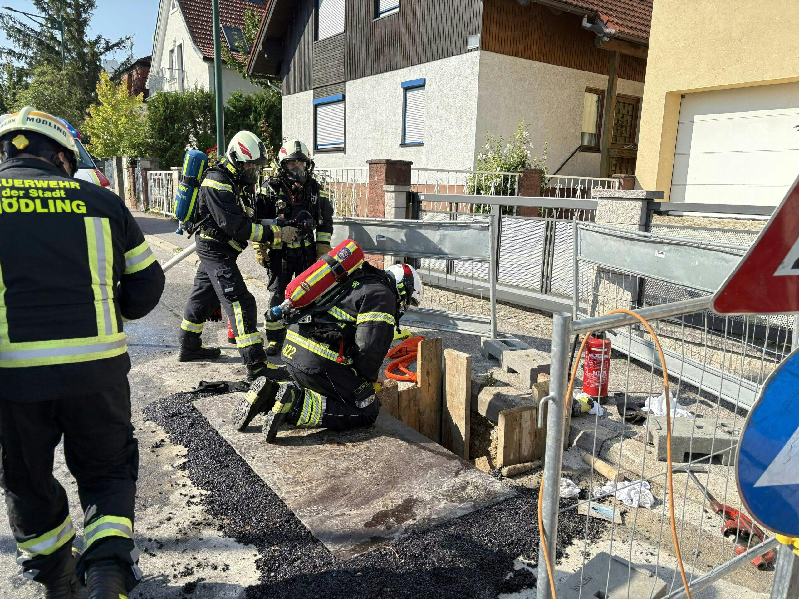 Einsatzkräfte am Unfallort in Mödling, wo am 13. August 2025 bei Arbeiten in einer Baugrube Gas austrat.