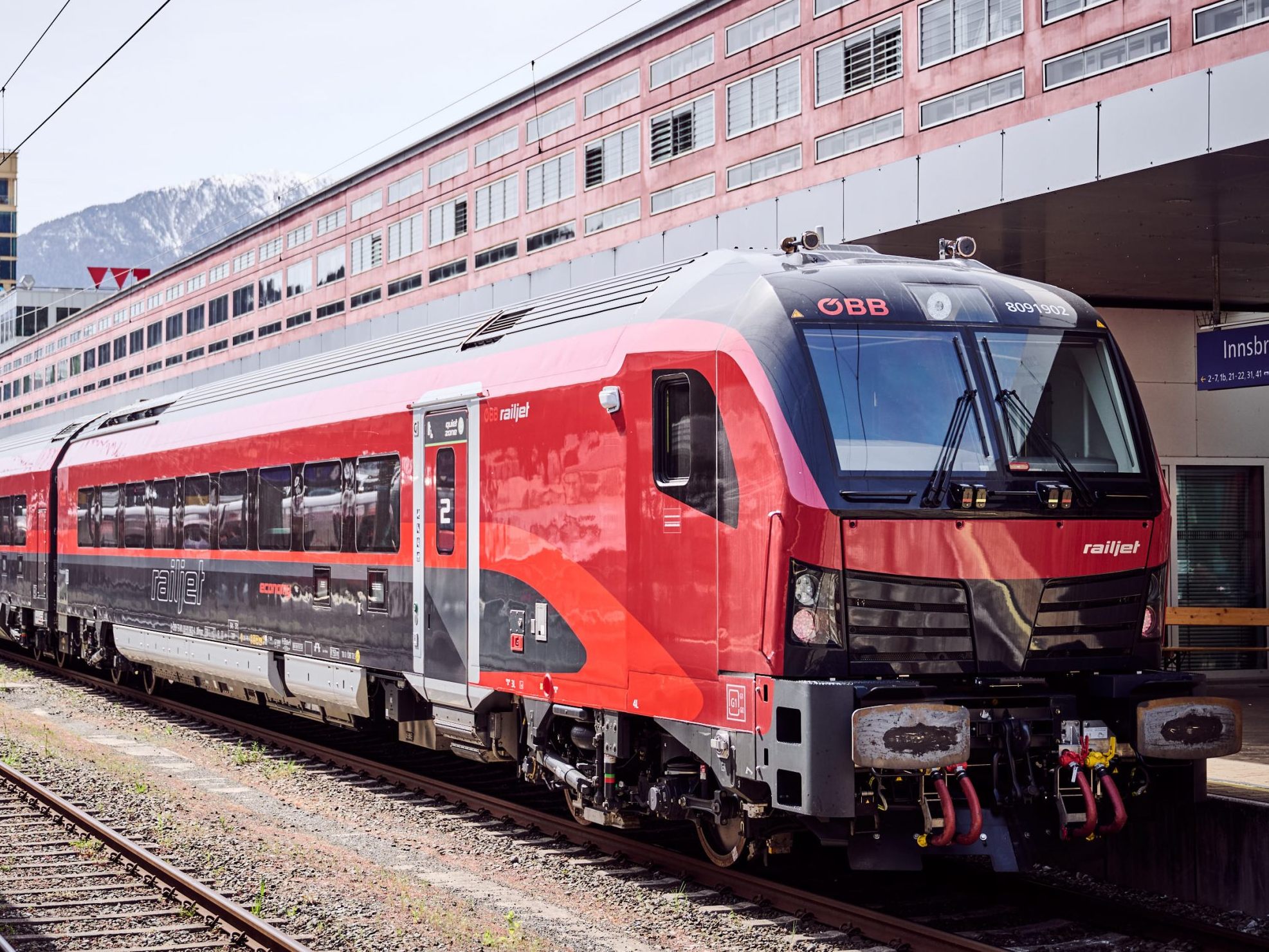 Ein Mann sprang auf einen fahrenden Zug auf.