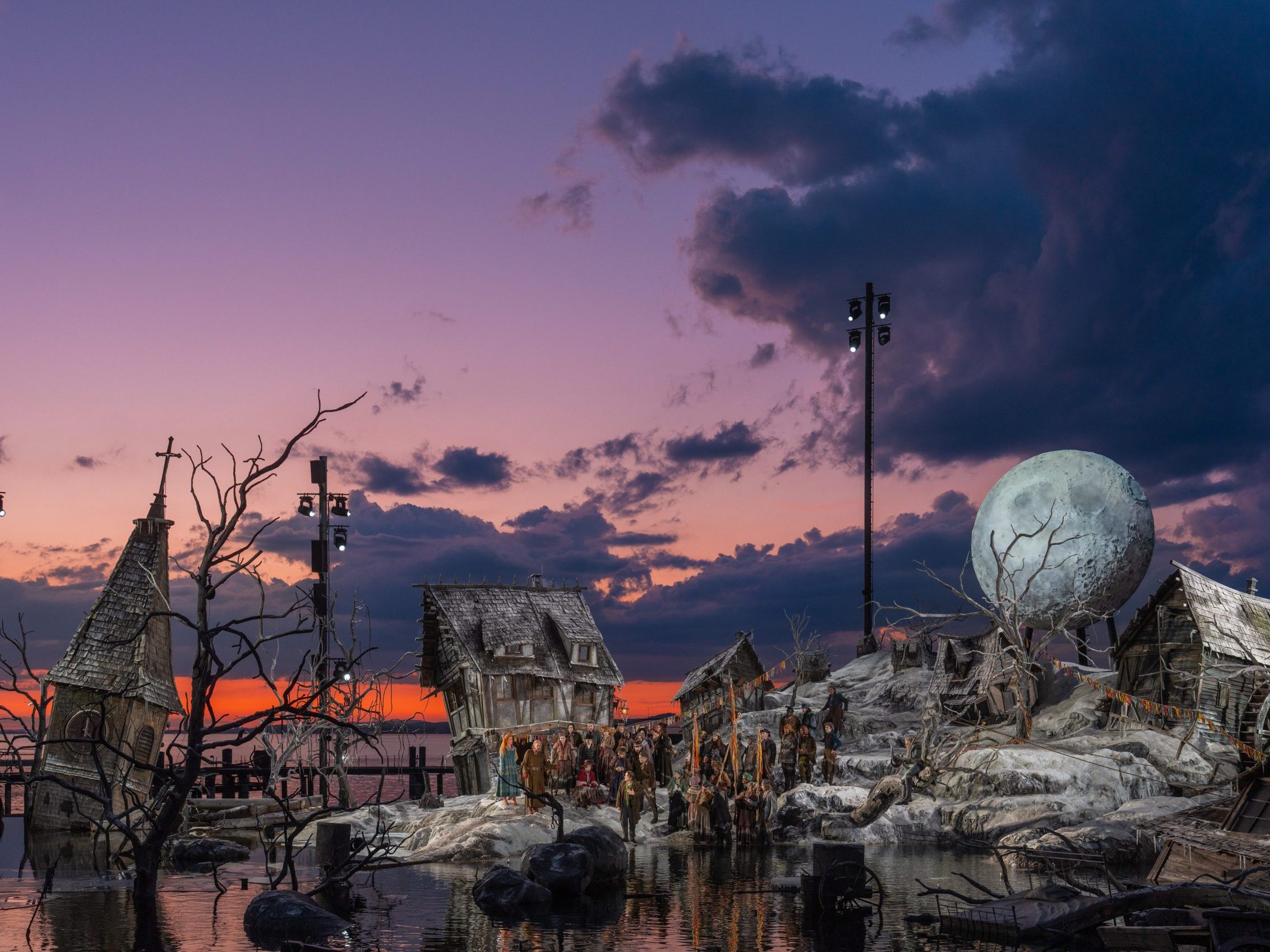 Die Bregenzer Festspiele verzeichneten 2025 rund 249.000 Besucher. Trotz Subventionskürzungen und regnerischem Juli meldeten die Veranstalter eine hohe Auslastung und ziehen eine positive Saisonbilanz.