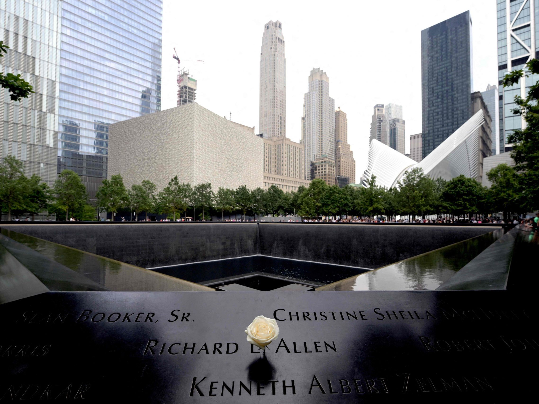 Am 9/11-Mahnmal in New York sind die Namen von 2983 Opfern eingraviert – darunter auch jene, die erst Jahrzehnte nach den Anschlägen identifiziert wurden.