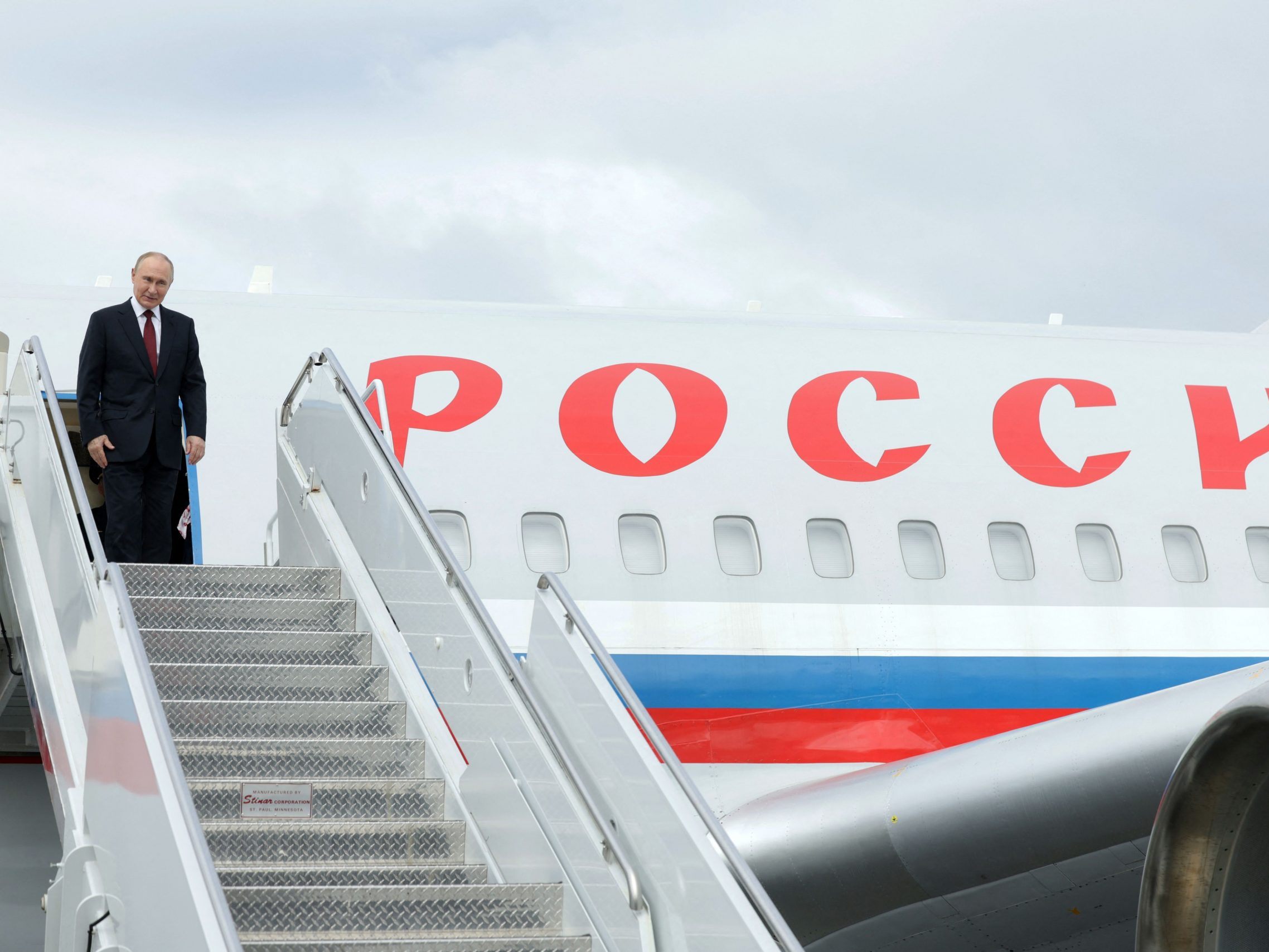 Wladimir Putin beim Ausstieg aus dem Flugzeug auf dem US-Stützpunkt Elmendorf-Richardson in Anchorage zum Beginn des US-russischen Gipfels am 15. August 2025.
