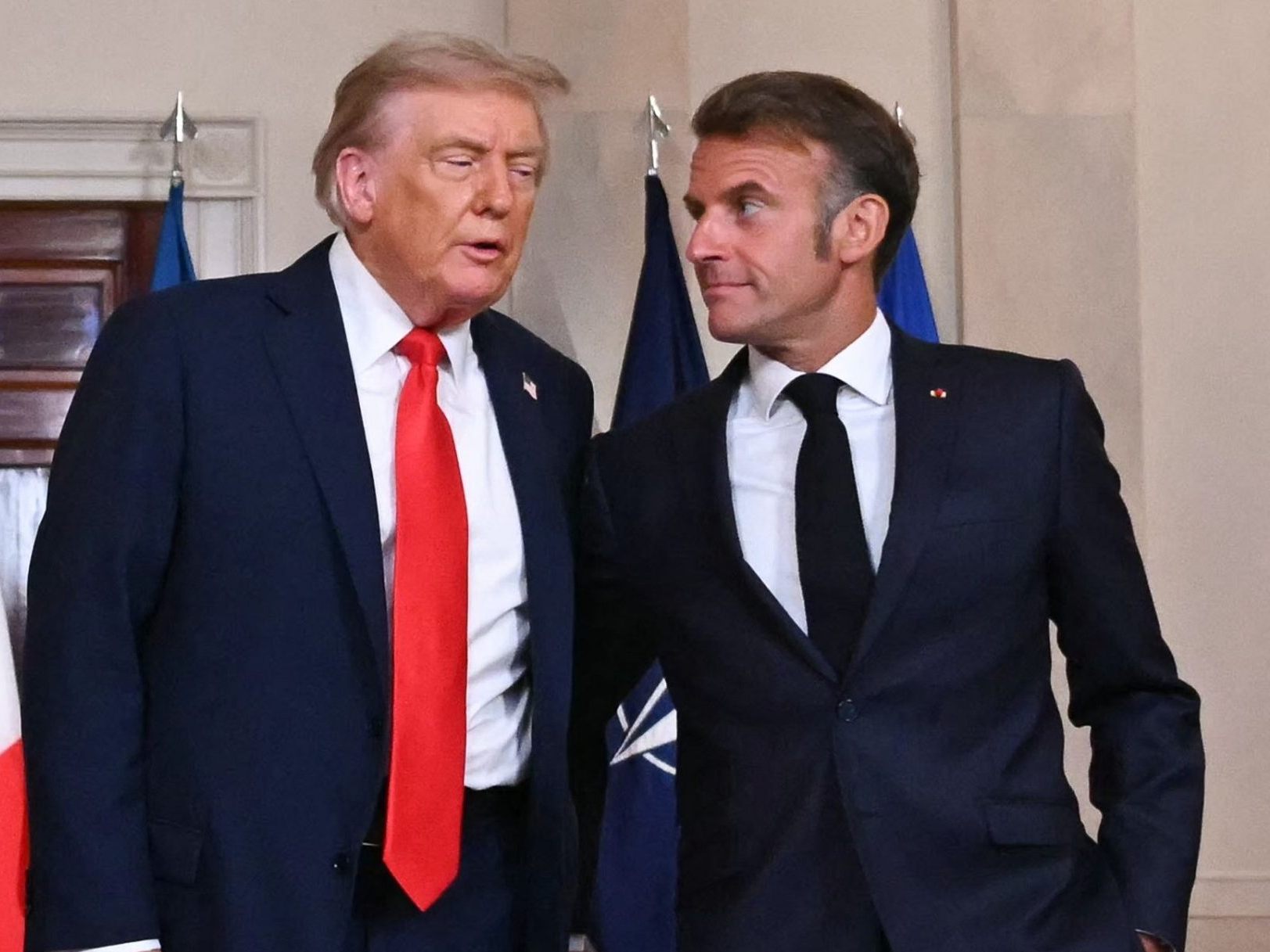 Der ukrainische Präsident Wolodimir Selenski, US-Präsident Donald Trump und Frankreichs Präsident Emmanuel Macron bei einem Gruppenfoto mit europäischen Staats- und Regierungschefs in der Cross Hall des Weißen Hauses in Washington am 18. August 2025.
