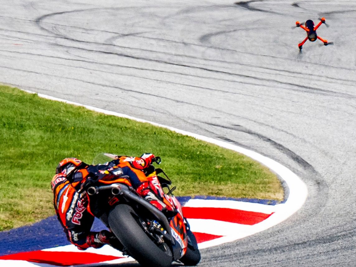 Premiere in Spielberg: Eine FPV-Drohne filmt erstmals die MotoGP-Elite am Red Bull Ring bei Höchsttempo.
