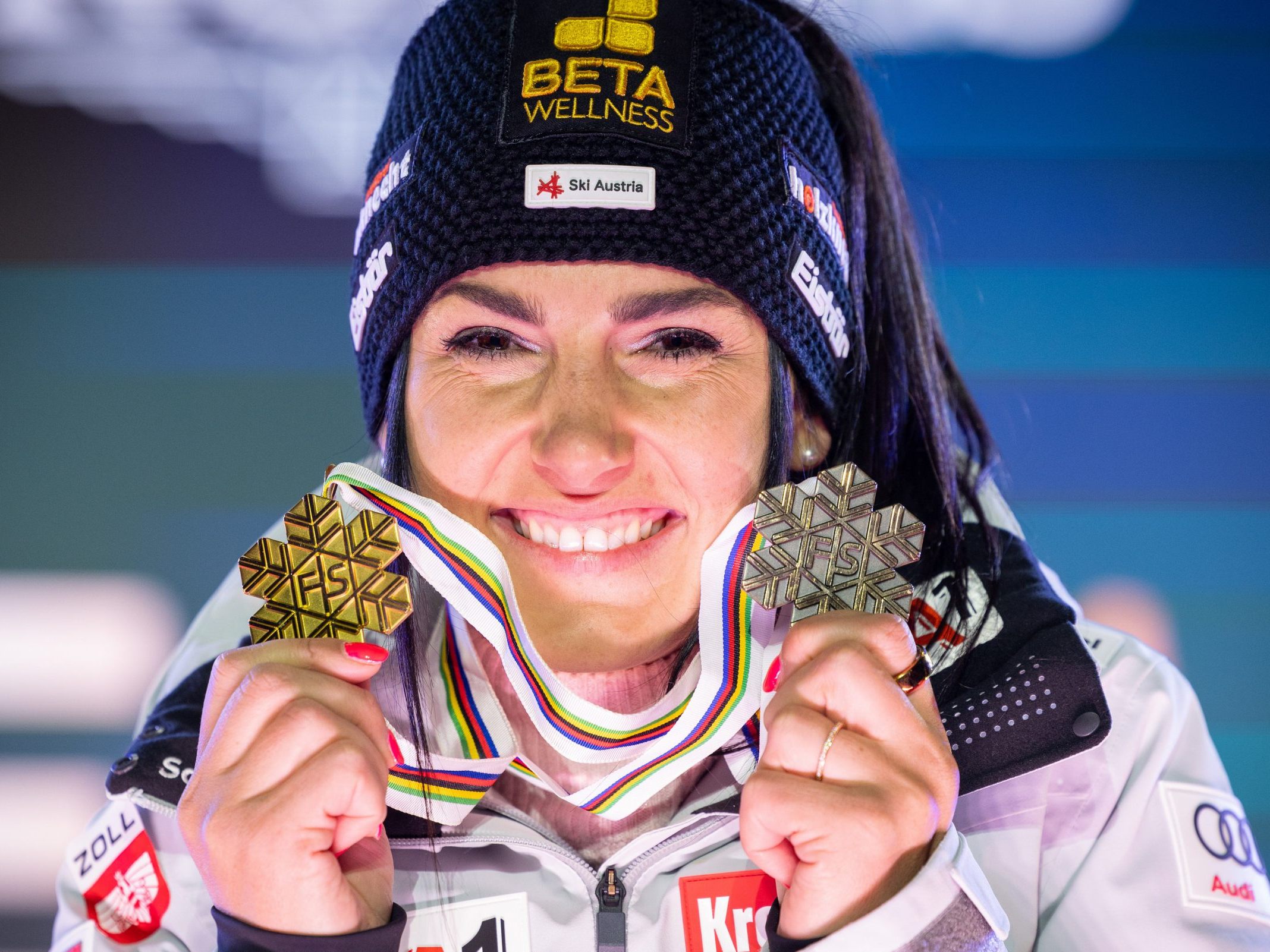 Stephanie Venier gewann bei der Ski WM in Saalbach 2025 Gold im Super-G und Bronze in der Team-Kombi mit Katharina Truppe.