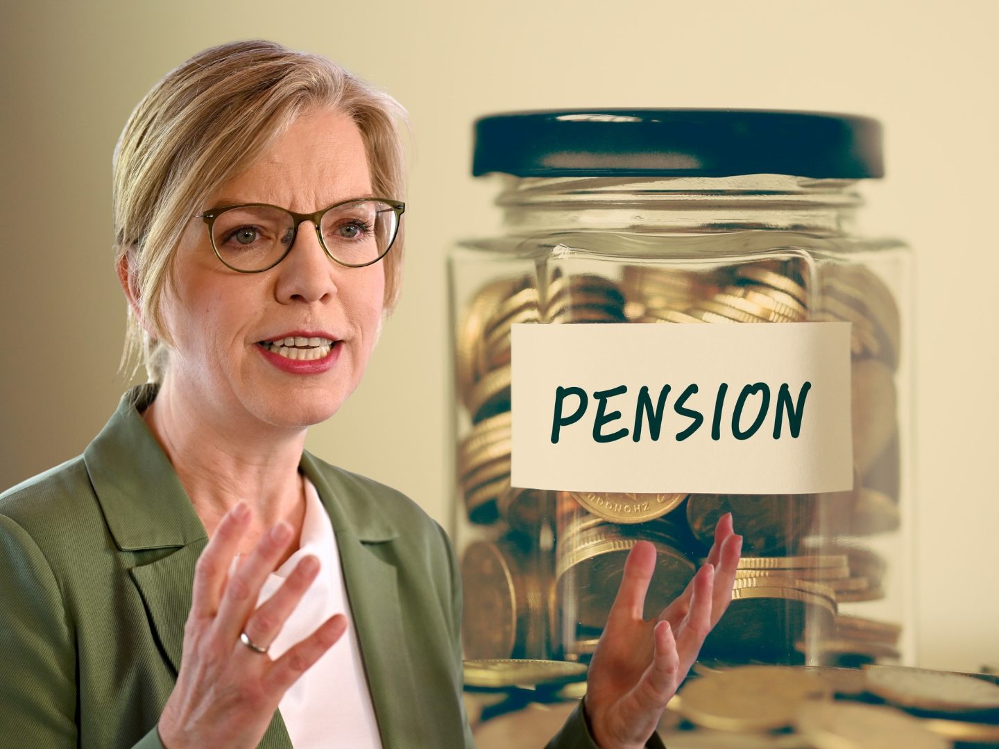 Leonore Gewessler kritisiert die Sparpläne der Regierung und warnt vor Kürzungen bei Pensionen und öffentlichen Diensten.