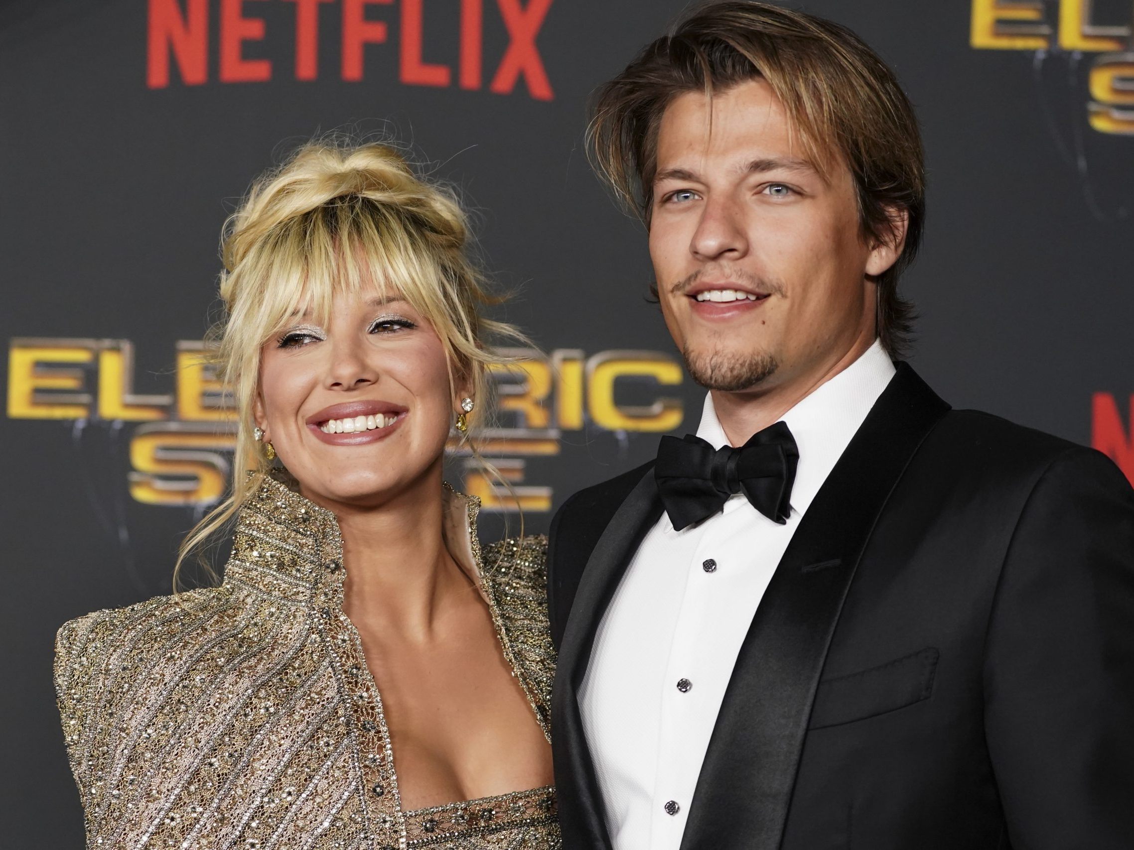 Schauspielerin Millie Bobby Brown und Jake Bongiovi haben ihr erstes Kind adoptiert. Das Paar teilte die Neuigkeit auf Social Media.