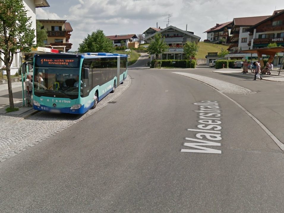 Der Unfall ereignete sich in etwa an dieser Stelle auf Höhe Hausnummer 31 in einem Bus der Linie L1. (Symbolbild)