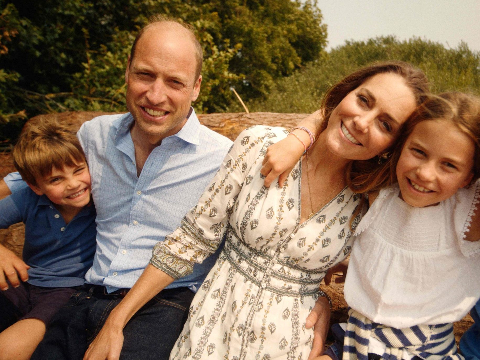 Noch in diesem Jahr sollen William und Kate mit Familie (Offizielles Foto September 2024) die repräsentative Forest Lodge beziehen.