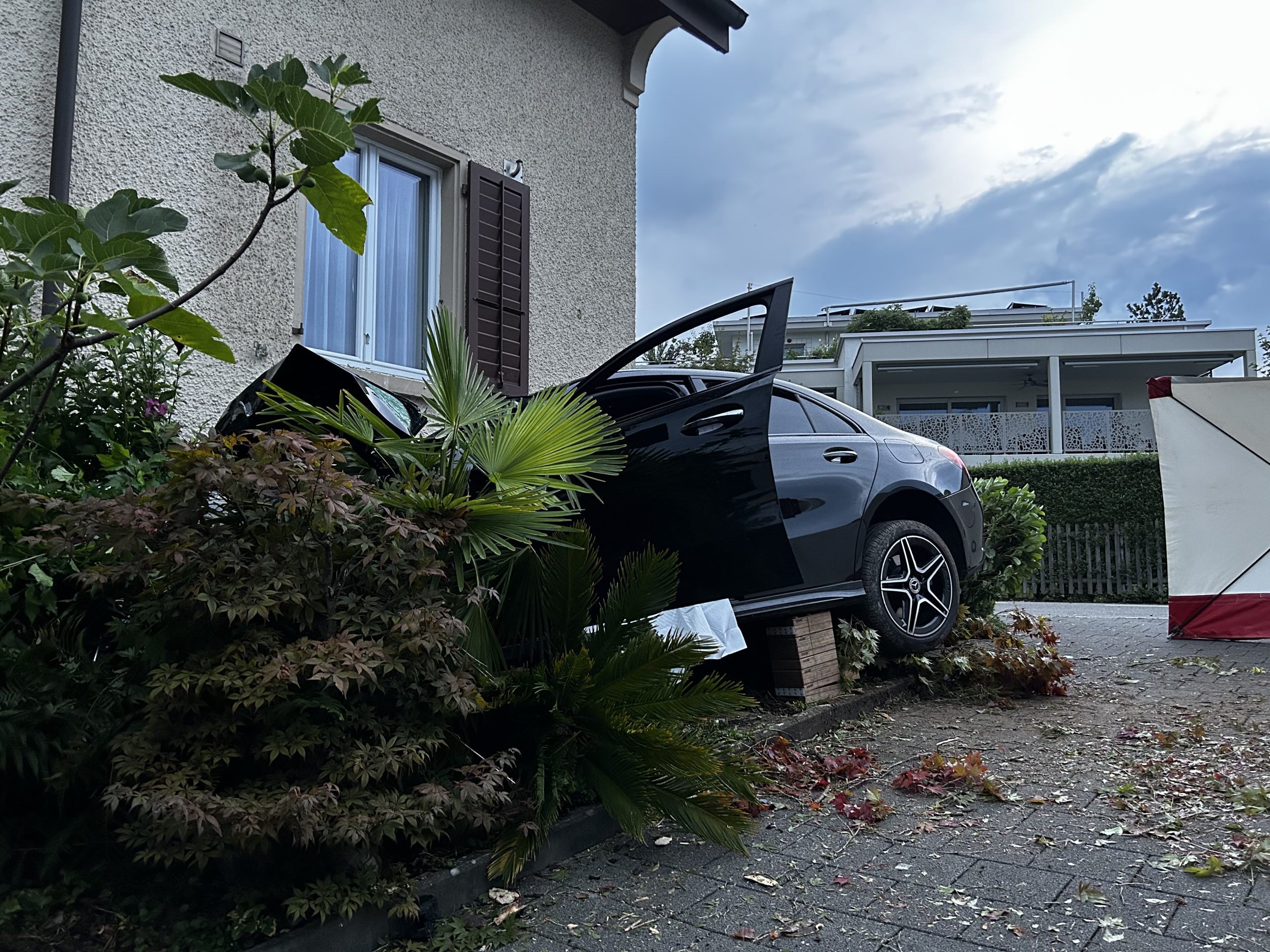 Ein Auto prallte in der Nacht auf Freitag in Wohlen gegen eine Hauswand – zwei junge Männer kamen ums Leben.
