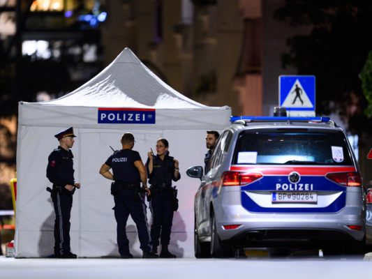 Polizeikräfte beim Tatort bei der Vorgartenstraße