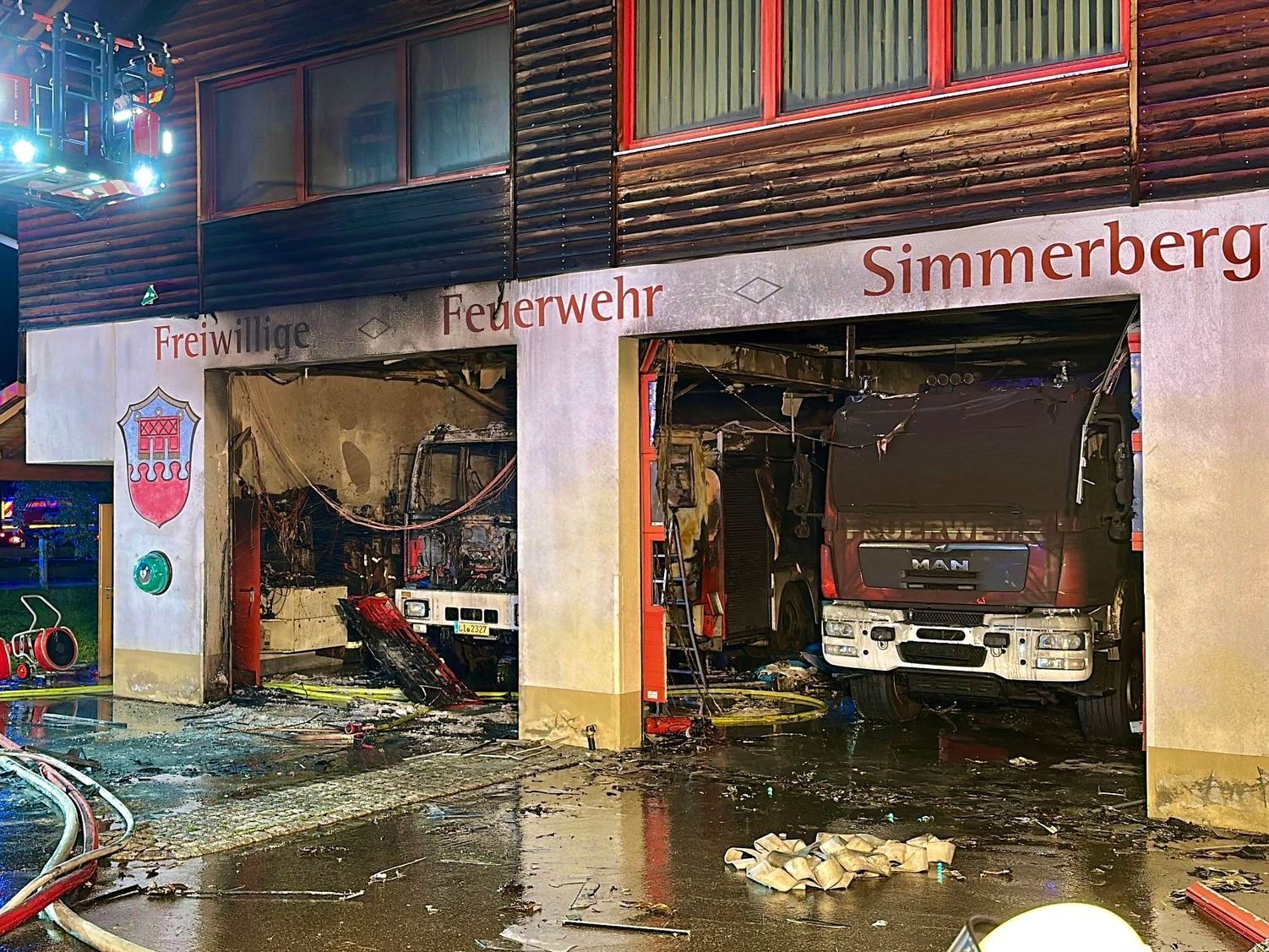 Brand in Feuerwehrhaus - benachbarte Wachen im Einsatz.