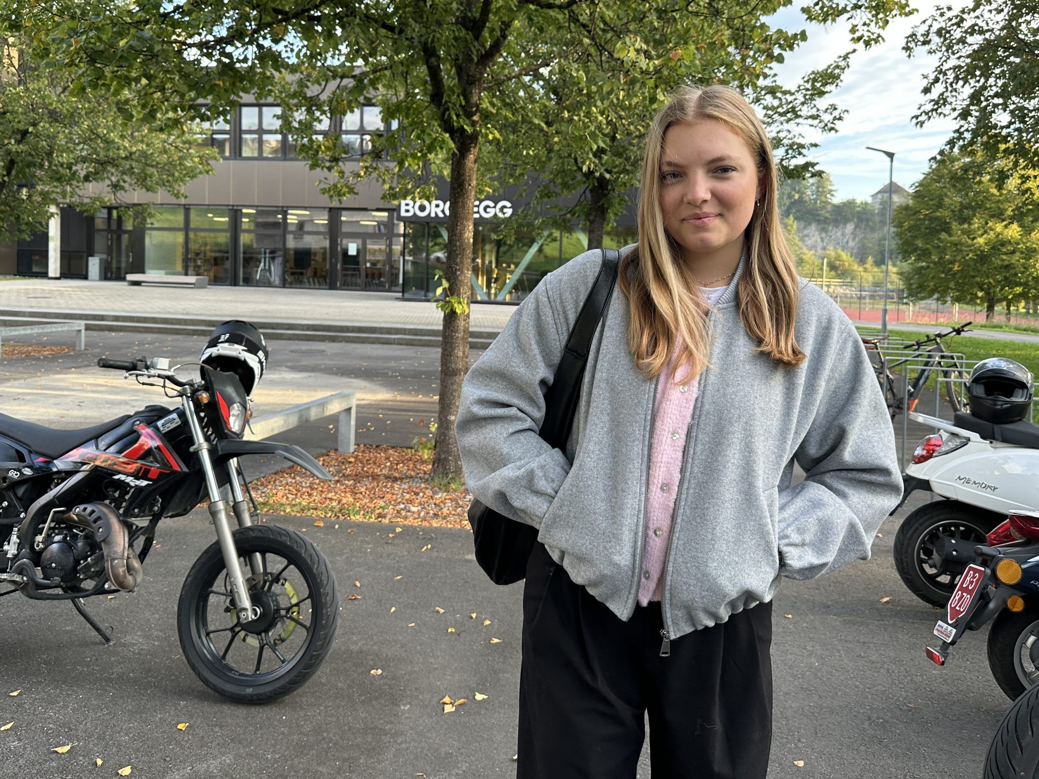 Lina Holzmann vor dem BORG Egg. Für sie beginnt das Maturajahr.